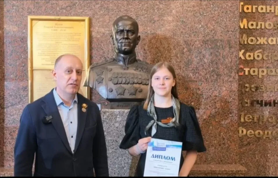 Мороз по коже талантливая школьница из Малоярославца написала красивое страшное и щемящее сочинение о Великой Отечественной войне и стала призёром международного конкурса сочинений Без срока давности Ученица десятого класса школы 2 Элина Никуличева из Малоярославца написала своё сочинение от имени брата участника поискового отряда Один из самых сильных моментов работы описание находки в деревне Речица Думиничского округа Там в 1942 году фашисты устроили жестокую расправу над мирными жителями не щадили ни детей ни женщин ни стариков Поисковики нашли останки этих людей и именно этот эпизод стал ключевым в сочинении школьницы Сочинение Элины соревновалось с более полумиллионом работ присланных в этом году на конкурс На награждение школьница отправилась Москву в Музей Победы Работу смотрел глава региона который и рассказал про призовое место Владислав Шапша признался что история вызывает мороз по коже Читай нас в MAX