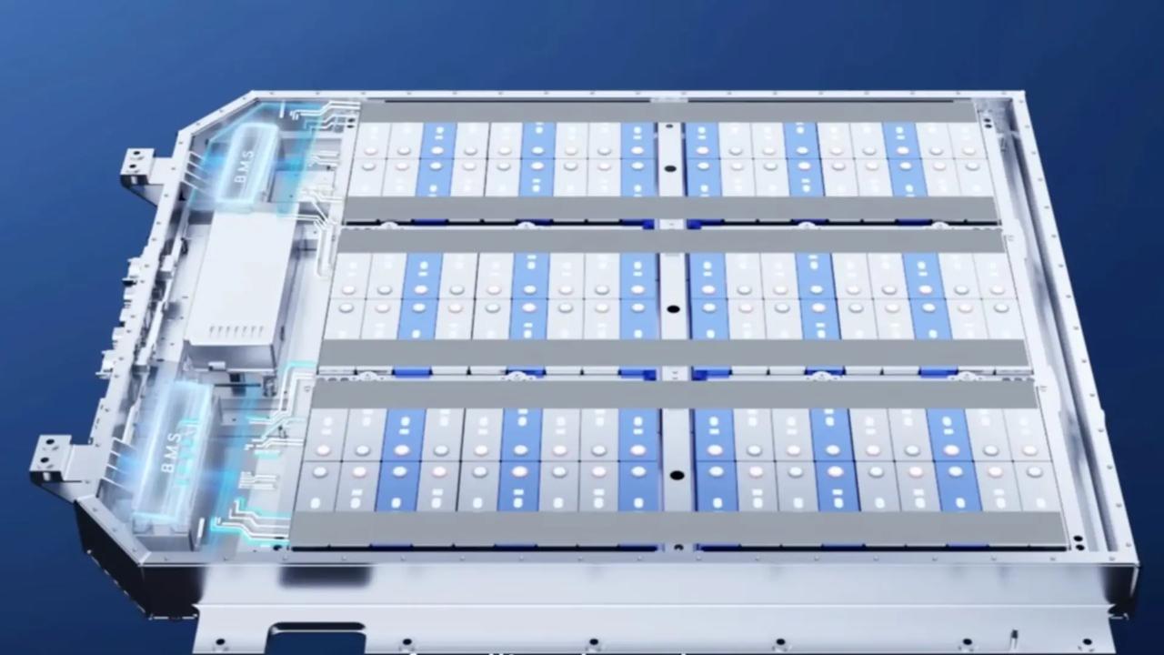 Китайская фирма представляет аккумулятор для электромобилей со сроком службы 1 5 миллиона миль 12 минутной быстрой зарядкой CATL представила новый аккумулятор для электромобилей с быстрой зарядкой который может изменить взгляд водителей на время зарядки и время автономной работы Фирма говорит что технология может полностью заряжаться примерно за 12 минут прослужав при этом более миллиона миль что является одним из самых больших проблем сдерживая более широкое внедрение электромобилей в США и во всем мире Компания уже является крупнейшим в мире производителем аккумуляторов поставляя элементы крупным автопроизводителям С этой последней разработкой аккумуляторный гигант позиционирует себя в центре гонки чтобы обеспечить бензиновое удобство без ущерба для долговечности