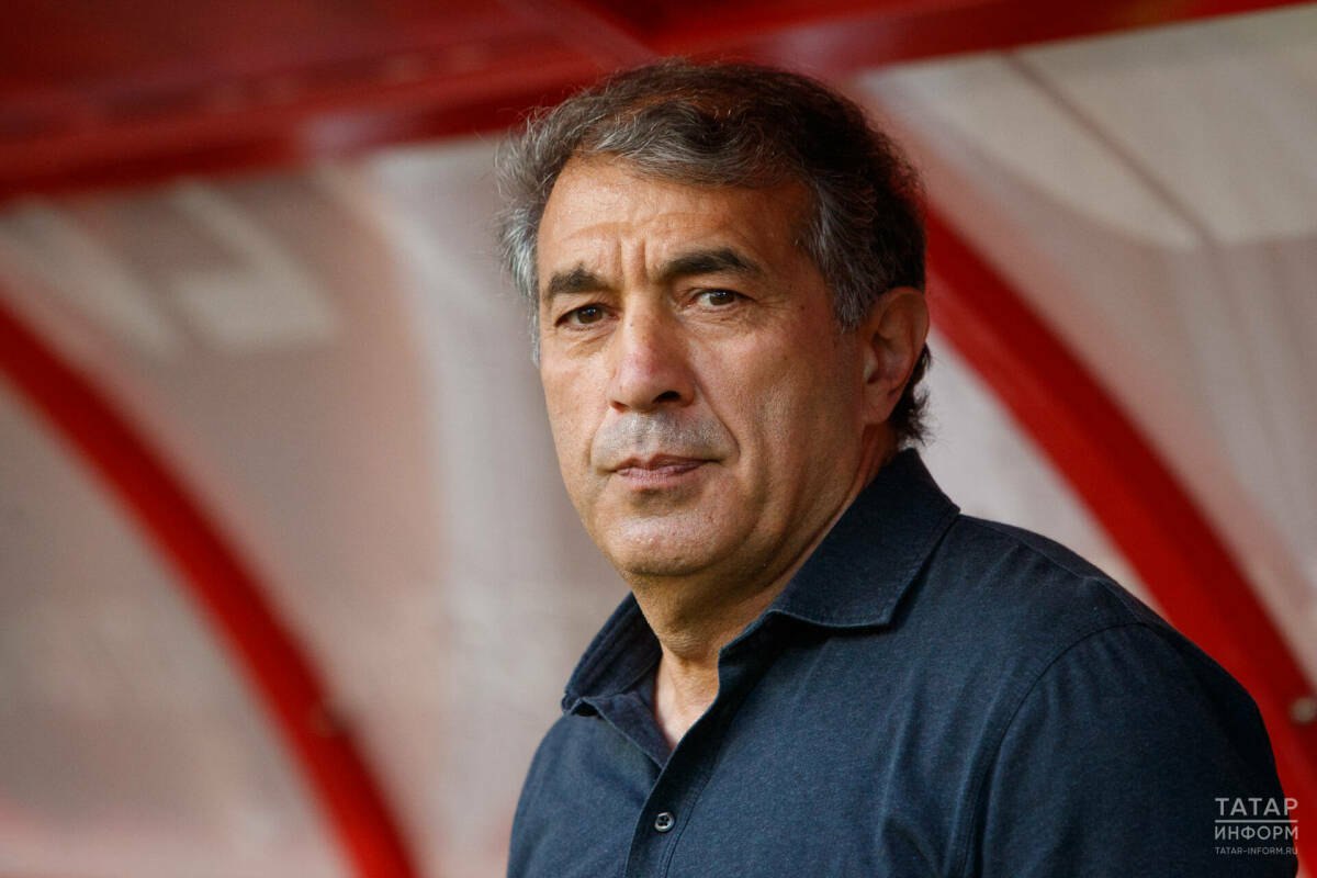 Источник Рашид Рахимов отправлен в отставку с поста главного тренера Рубина Рашид Рахимов уволен с поста главного тренера казанского Рубина Об этом сообщил в своем Telegram канале журналист Иван Карпов По данным источника решение об отставке принял президент Татарстана Рустам Минниханов Главным кандидатом на вакантное место считается бывший наставник сборной Сербии Зоран Стойкович Также рассматривается кандидатура экс тренера сборной Турции Фатиха Терима При этом как отдельно отмечает источник назначение Владимира Федотова в Рубин в качестве тренера не планируется Читать полностью