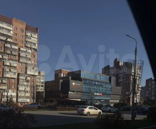 В центре Перми продают ТЦ за 500 млн рублей В Перми вновь выставили на продажу торговый центр на ул Революции 5а На этот раз его цена составляет 500 млн руб указано в объявлении в сервисе Avito Общая площадь шестиэтажного здания 6 1 тыс кв м В нем располагается гипермаркет DNS а также продуктовый супермаркет Монетка и магазин Фикспрайс Торговый центр принадлежит пермскому ресторатору Алексею Старожуку Здание продается с 2021 года тогда оно стоило 240 млн руб В ноябре 2022 года стоимость выросла до 320 млн руб в марте 2023 года снизилась до 250 млн руб В сентябре 2023 года объект продавался за 360 млн руб