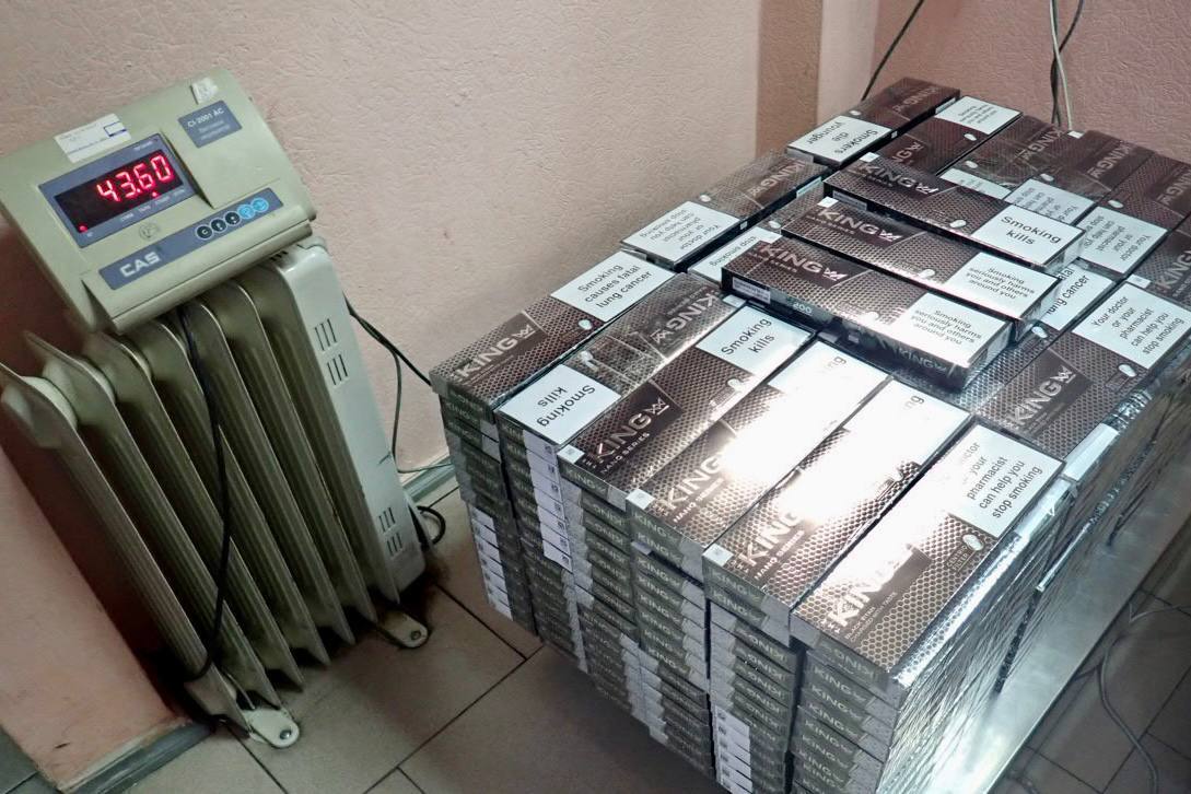 Крупную партию контрабандных сигарет задержали таможенники в Северной Осетии  На таможенном посту «Нижний Зарамаг» пресечена попытка незаконного ввоза в Россию 2,5 тыс. пачек немаркированных сигарет, сообщили «КрыльямTV» в пресс-службе Северо-Кавказского таможенного управления.  «В минивэне "Toyota" сотрудниками Северо-Осетинской таможни была обнаружена табачная продукция стоимостью 344 тыс. рублей. Контрабанду перевозил 24-летний иностранный гражданин. Он спрятал 50 тыс. сигарет торговой марки "The King" в специально оборудованной полости под днищем автомобиля, доступ к которой осуществляется через скрытый под ковровым покрытием люк в салоне, а также в багажном отделении», — говорится в сообщении.   По словам молодого человека, табачную продукцию он вез для личных нужд. Незаконный груз и автомобиль изъяты.   Возбуждено уголовное дело по ч.1 ст. 226.1 УК РФ  контрабанда стратегически важных товаров в крупном размере .   Подписывайтесь на «КрыльяTV»