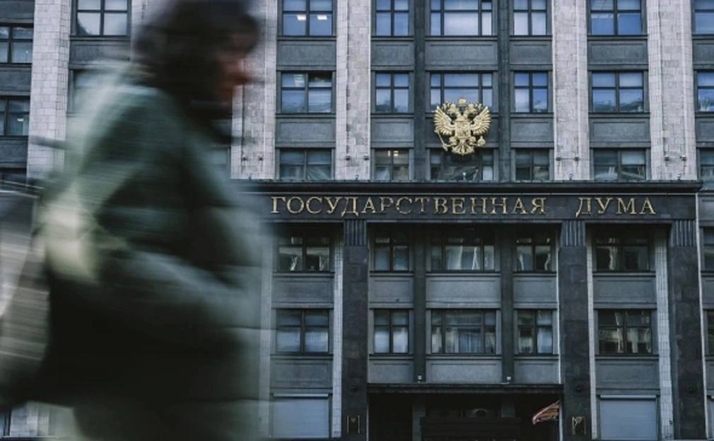 ГД приняла в первом чтении проект Башкирии о льготах при дарении жилья Депутаты Госдумы во вторник, 10 июня, единогласно приняли в первом чтении законопроект о льготах при дарении жилья. Его в парламенте представила депутат Сардана Авксентьева, с которой Госсобрание Башкирии совместно внесло инициативу в Госдуму. Проектом предложено внести поправки в Налоговый кодекс России и снизить на 50% стоимость услуг нотариусов по удостоверению договоров дарения недвижимости, если они заключаются между близкими родственниками. Сардана Авксентьева отметила, что введение льгот позволит сделать такие сделки для семей доступнее и безопаснее. РБК-УФА