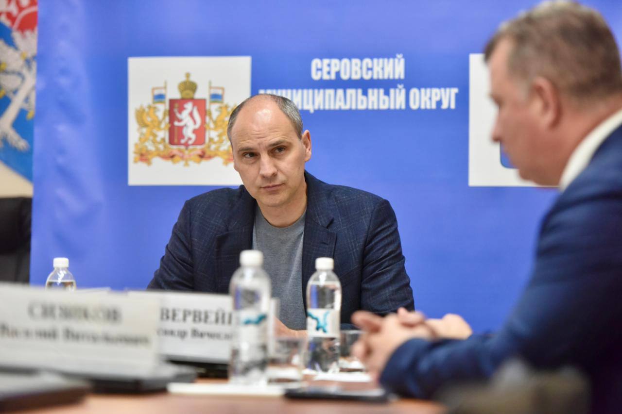 Вопросы по ситуации с поврежденным домом, а также по работе градообразующих предприятий обсуждают в Серове - там сегодня работает глава региона Денис Паслер Первоочередные муниципальные и региональные выплаты уже перечислены жильцам первого и второго подъезда поврежденного дома. Люди, живущие в остальных четырех подъездах, получат средства до конца недели, а оформление материальной помощи семье погибшего и тем, кто потерял имущество, еще идет. Не планируется снижение зарплат на местных заводах, даже с учетом сокращения объема заказов. Введение на заводе ферросплавов четырехдневной рабочей недели коснулась только управленческого персонала. Рабочих на четырехдневку переводить не планируется. «Настаиваю на том, чтобы руководители очень внимательно отнеслись к этой встрече и сказанным словам. Важно максимально заботиться об условиях труда и благосостоянии рабочих. Зарплаты, количество рабочих дней, отпуска — все должно быть сохранено в том объеме, который существует сегодня. У людей семьи, планы. Да, на предприятии могут быть просадки в объемах производства, но сохранить коллектив, показать заботу о людях — задача номер один», - отметил глава региона. Денис Паслер