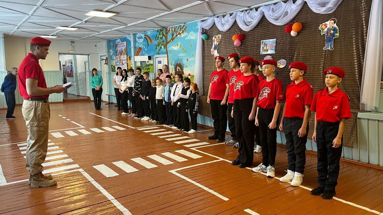 14 ноября в МАОУ Снежногорской СОШ состоялся торжественный приём в ряды юнармейского отряда Снежные барсы Зейского муниципального округа На мероприятии присутствовали педагоги обучающиеся родители Приглашенным почетным гостем был выпускник нашей школы участник специальной военной операции Новицкий Александр В присутствии почётных гостей и педагогов ребята 5 6 классов произнесли слова юнармейской клятвы пообещав быть верными патриотами своей Родины следовать традициям товарищеской взаимопомощи и стремиться к высоким достижениям в учёбе и спорте Удостоверения и личные книжки юнармейцев вручила руководитель отряда Максиян Ольга Валерьевна В завершении прозвучал гимн юнармии Служить России юнармия28