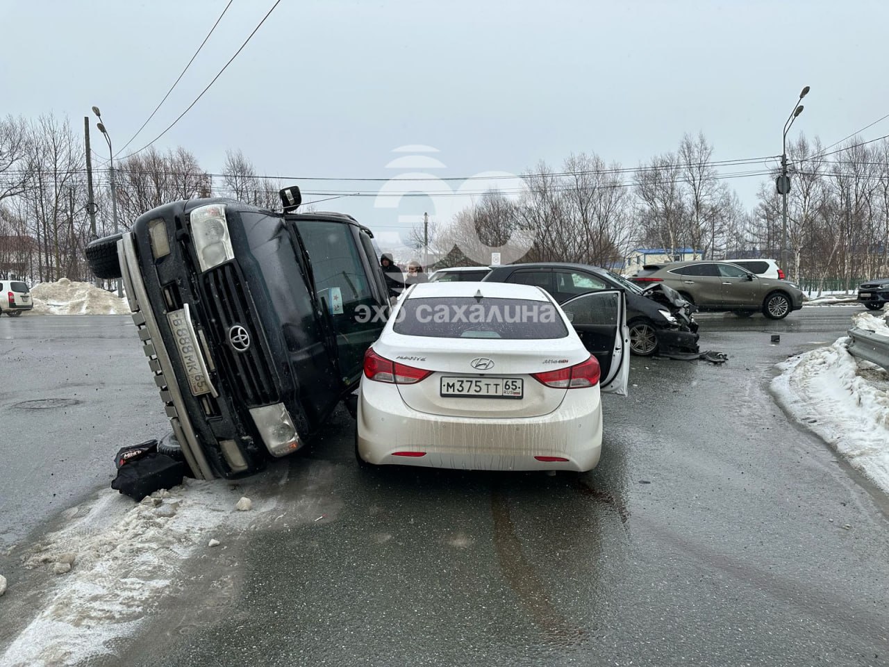 Девочку госпитализировали в больницу после ДТП у «Бубль Гума», а взрослая девушка получила разовую медицинскую помощь, передаёт источник «Эхо Сахалина».   Среди участников аварии — Toyota Land Cruiser 200, Hyundai Avante и тёмный хэтчбек, напоминающий Toyota Auris.     Эхо Сахалина. По сути о событиях на островах.