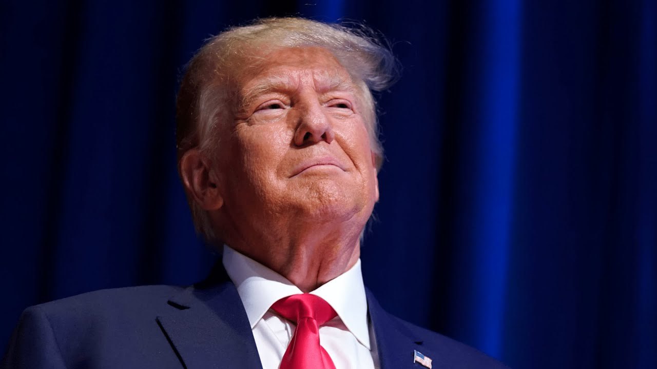 Ну за меня! Дональд Трамп поздравил американцев с полугодием своего правления  Американский лидер отметил окончание первых шести месяцев на посту, заявив, что Соединенные Штаты являются «самой горячей» и «самой уважаемой страной в мире».  «Вот это да, время летит! Сегодня исполняется шесть месяцев моего второго срока. Важно отметить, что этот период называют одним из самых значимых для любого президента. Другими словами, мы сделали много хорошего и великого, включая прекращение многочисленных войн в государствах, связанных с нами лишь торговыми и/или в некоторых случаях дружескими отношениями. Шесть месяцев не такой уж долгий срок для возрождения крупной страны. Год назад наше государство было мертво, и надежды на возрождение почти не было. Сегодня США — самая «горячая» и уважаемая страна в мире. С годовщиной!!!» — написал он в соцсети Truth Social.