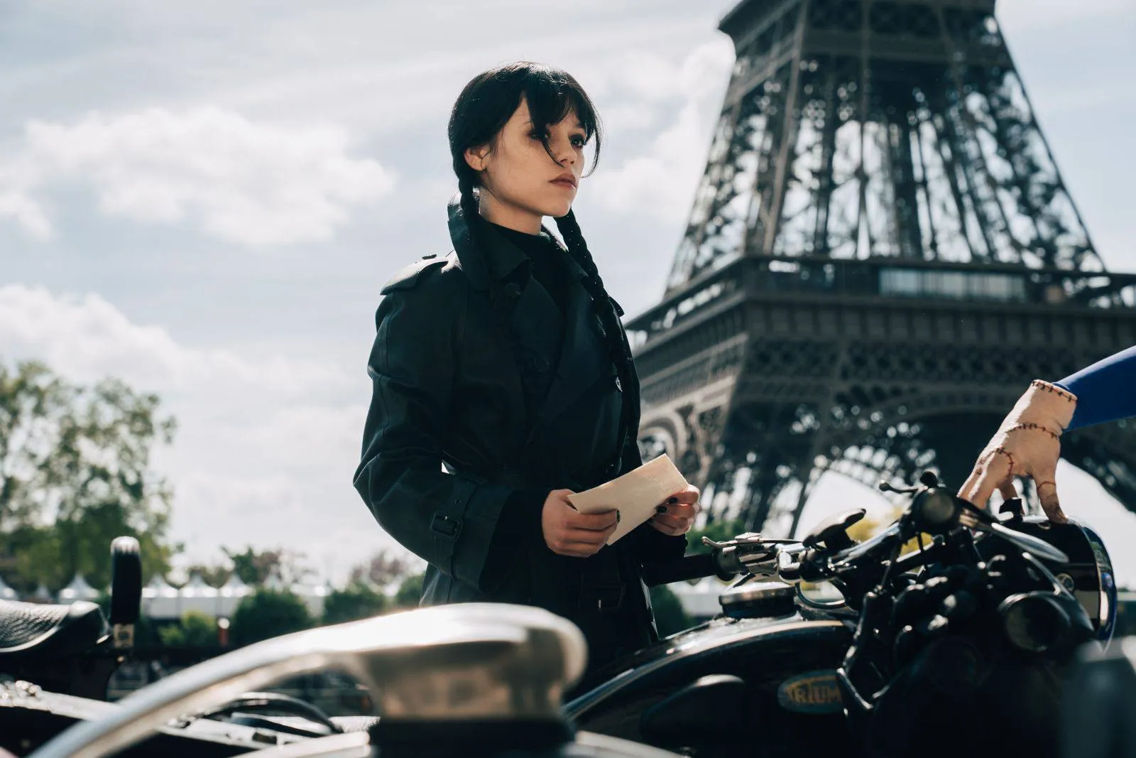Из Парижа с оттенком тревожного трепета так Netflix подписал первый кадр третьего сезона Уэнсдей Съемки сейчас активно проходят в Париже К актерскому составу ранее присоединились Вайнона Райдер и Ева Грин Дата премьеры пока держится в секрете Marvel DC Geek Movies в Маx