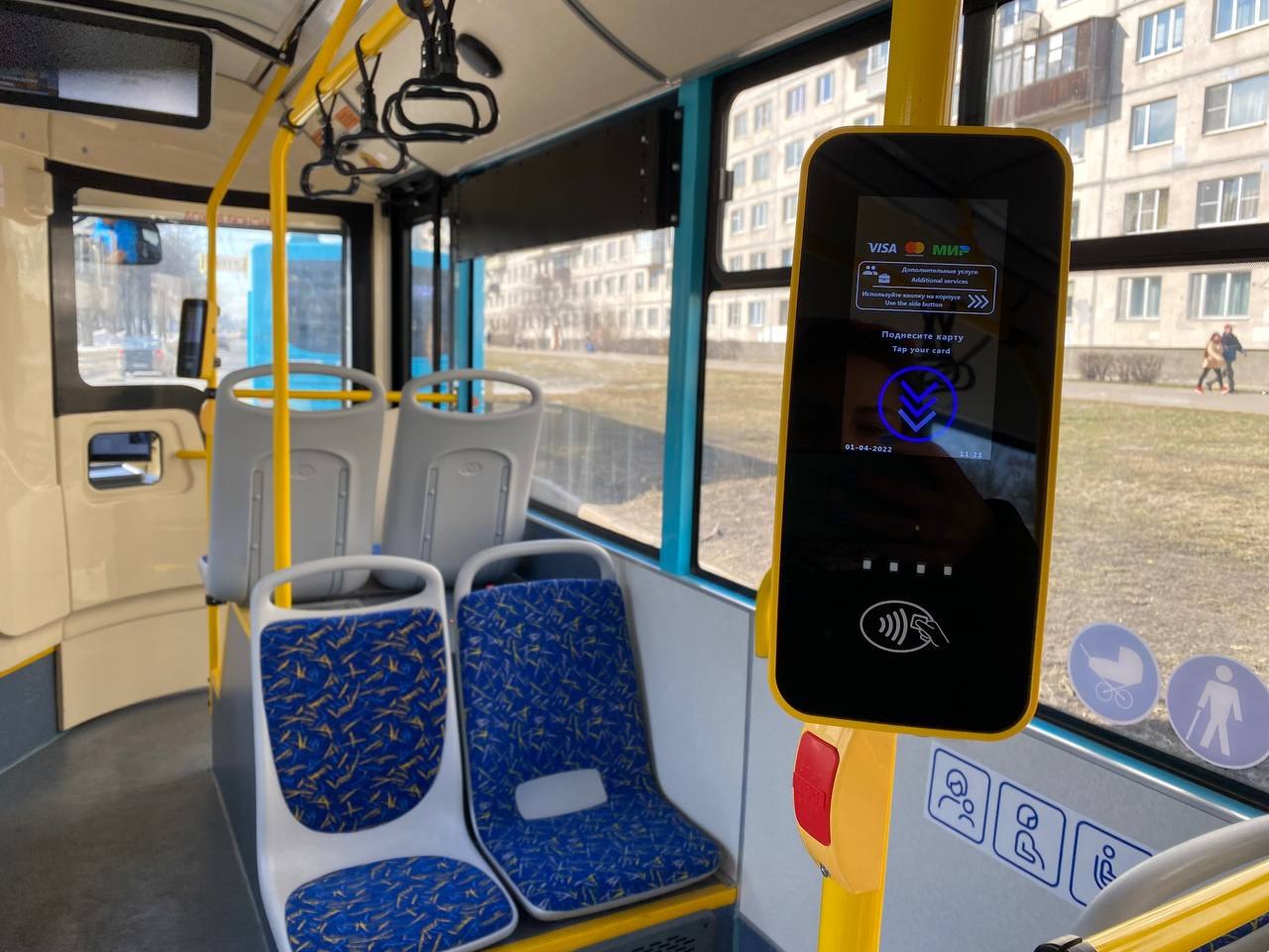 4 автобусных маршрута в Приморском Кронштадском и Курортном районах Петербурга теперь работают интенсивнее Так на 223 м в будни курсируют 11 единиц подвижного состава с выполнением 243 рейсов в выходные дни 8 которые сделают 173 рейса Интервал сократился до 7 10 минут в часы пик по рабочим дням и до 11 13 по выходным На 258 в будние дни работают 10 единиц подвижного состава с выполнением 207 рейсов в выходные 8 выполняющих 194 рейса интервал сократился до 9 14 минут в часы пик по будним дням и до 10 16 по выходным дням С сегодняшнего дня усилены автобусные маршруты 101 211 количество транспорта и рейсов на них также увеличено За счет этого сократился интервал движения Фото Город Подпишись на Город Telegram MAX ВК