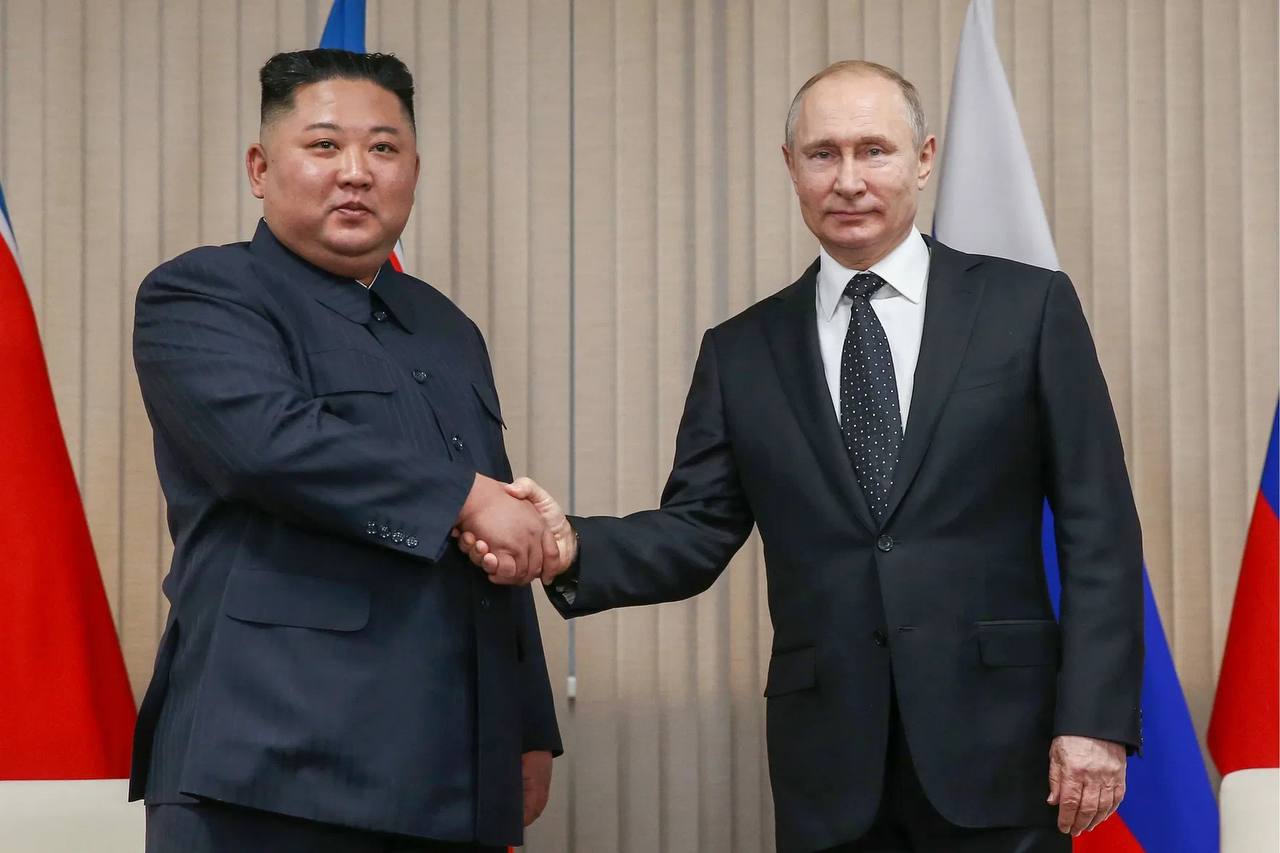 Ким Чен Ын поздравил Владимира Путина с предстоящим Днем России. Телеграмму передал посол КНДР в Москве, сообщило Центральное телеграфное агентство Кореи.