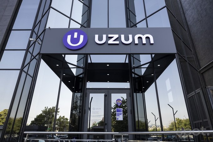 Uzum рассматривает Лондон в качестве площадки для IPO Цифровая экосистема Uzum добавила Лондонскую биржу в список возможных площадок для IPO запланированного на 2027 год Компания также рассматривает Nasdaq Абу Даби и Гонконг где наблюдается большой интерес к Uzum после инвестиций от китайского холдинга Tencent Сооснователь и директор по стратегии и развитию бизнеса Uzum Николай Селезнёв считает что пока слишком рано комментировать целевую цену IPO В компании объяснили проведение размещения за рубежом соображениями ликвидности и доступной базы инвесторов При этом по его словам в разговорах с инвесторами речь идет о потенциале всего Узбекистана а не только Uzum Я против слишком быстрой географической экспансии Мы хотим по настоящему закрепиться и занять лидирующие позиции на внутреннем рынке чтобы показать потенциальным партнерам что способны создать систему которая будет успешна не только здесь в Узбекистане но и за пределами страны заявил Селезнёв www spot uz ru 2025 10 19 uzum ipo Telegram Instagram YouTube