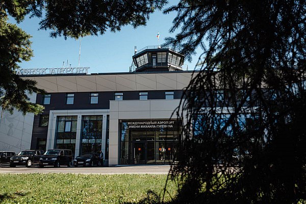 Минтранс ведет работу по восстановлению авиасообщения с Курском Минтранс РФ разрабатывает программу восстановления дорожной и авиационной инфраструктуры в Курской области, включая строительство мостов и реконструкцию аэропорта, заявил министр транспорта РФ Роман Старовойт. Об этом сообщает ТАСС. "Сейчас формируем программу по восстановлению в первую очередь дорожной инфраструктуры. Это критически важные объекты – такие, как мосты. Это подготовка к возвращению авиационного сообщения и восстановлению аэропорта, по взлетно-посадочной полосе, это работа по общественному транспорту", – сказал Старовойт в эфире телеканала "Соловьев Live". Кроме того, вместе с "Российскими железными дорогами" разрабатывается программа по восстановлению, реконструкции, обновлению железнодорожных платформ и увеличению тактов движения железнодорожного транспорта. aviaru.net/n283473