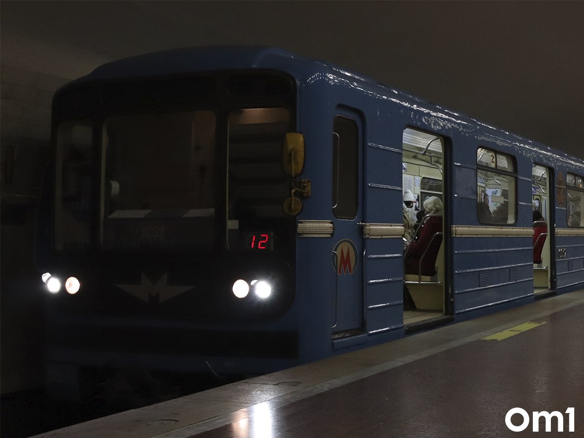 В Новосибирске утвердили проект двух новых станций метро В городе согласовали обновлённый проект который предусматривает развитие Дзержинской ветки Линию продлят от станции Золотая Нива в направлении Гусинобродского шоссе и построят две новые станции Молодёжная у пересечения Гусинобродского шоссе и улицы Волочаевской и Гусинобродская около перекрёстка с улицей Доватора Между Золотой Нивой и будущей Молодёжной запроектирован тоннель длиной около 3 8 км Проект также включает развитие улично дорожной сети Завершить проектирование объектов планируют к 2030 году Om1 Новосибирск в МАХ