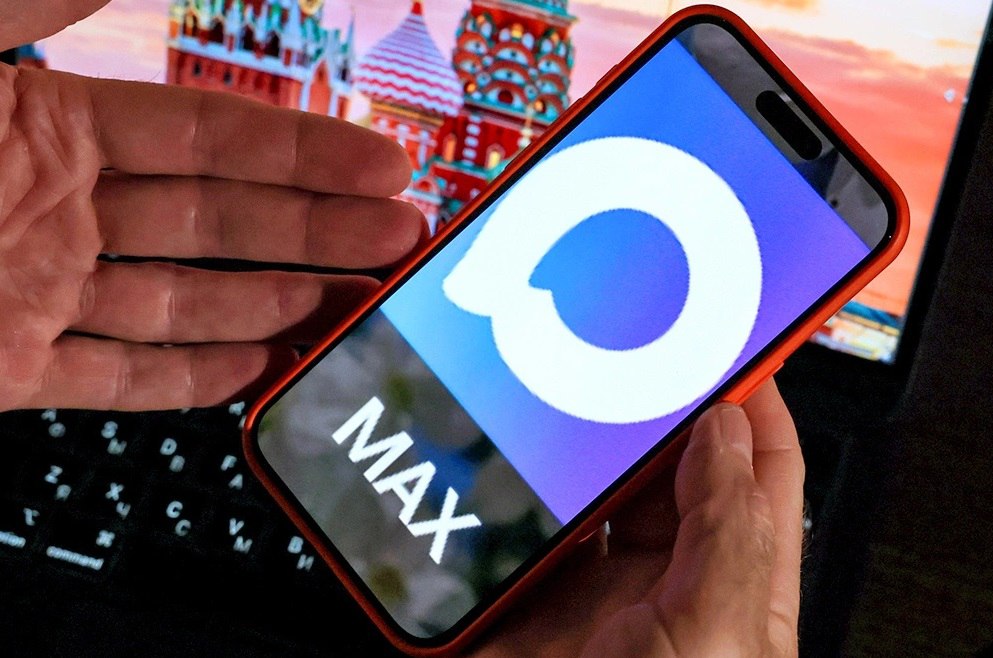 Национальный мессенджер MAX сможет обеспечить защиту персональных данных детей Об этом сообщил глава Минпросвещения РФ Сергей Кравцов на XII общероссийском родительском собрании Кравцов рассказал что иностранные мессенджеры и социальные сети собирают данные которые могут непонятно использоваться Мессенджер MAX сможет обеспечить защиту детских персональных данных поддерживая информационную безопасность Также в мессенджере не будет негативной информации которую могут увидеть дети  Ранее в MAX была внедрена российская образовательная платформа Сферум Она будет запущена с 1 сентября и предоставит родителям учителям и школьникам возможность безопасного общения Фото Сергей Михеев РГ Подписаться на Российскую газету в Читать нас в MAX