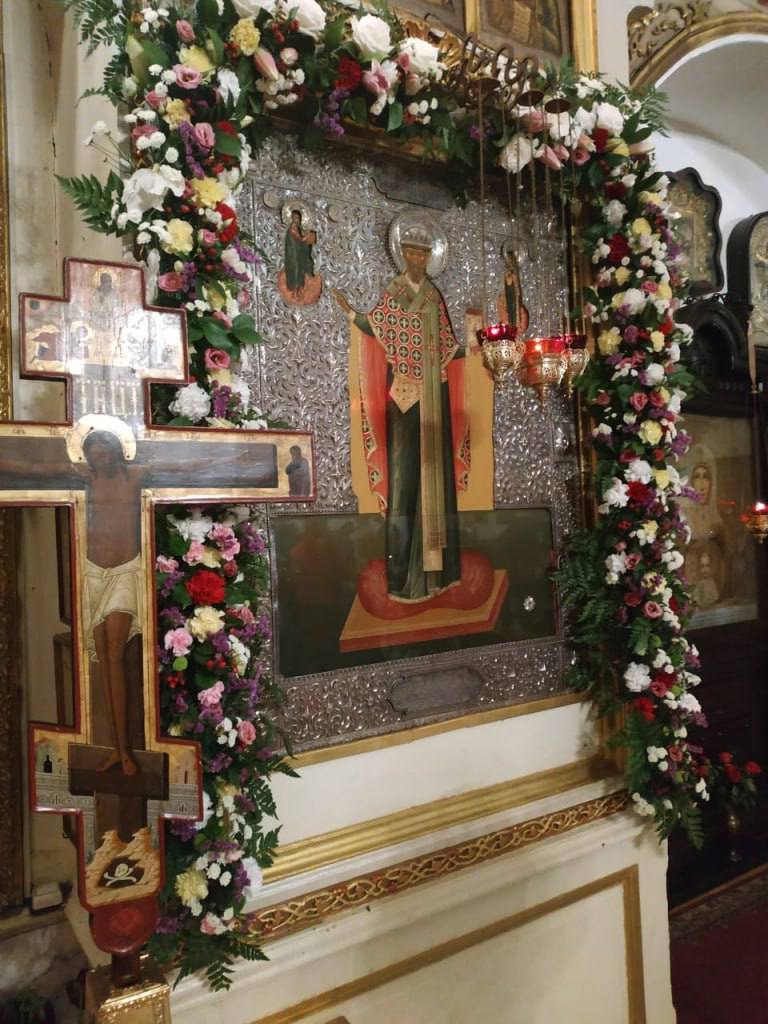 19 декабря в день памяти святителя Николая Мирликийского в во всех храмах столицы пройдет традиционная благотворительная акция Русской Православной Церкви День милосердия и сострадания ко всем во узах и темницах находящимся По окончании Божественной литургии в храмах будет оглашено Патриаршее послание и совершено молебное пение О всех православных христианах во узах темничных пребывающих Также пройдет сбор денежных средств на тюремную миссию Акция проводится чтобы привлечь церковную и светскую общественность к христианскому попечению о лицах находящихся в местах лишения свободы Сегодня тюремное служение Русской Православной Церкви выделено в самостоятельное направление и координируется Синодальным отделом по тюремному служению Священники окормляют следственные изоляторы исправительные колонии тюрьмы и иные пенитенциарные учреждения в которых создаются храмы и молельные комнаты совершаются богослужения и таинства ведутся беседы и катехизаторская работа Традиция проведения акции День милосердия и сострадания ко всем во узах и темницах находящимся была учреждена в Русской Православной Церкви еще в 2004 году С 2014 года акция проводится 19 декабря в день памяти святителя Николая Чудотворца к которому люди пребывающие в заточении и стесненных обстоятельствах жизни с древних времен прибегают как к скорому помощнику