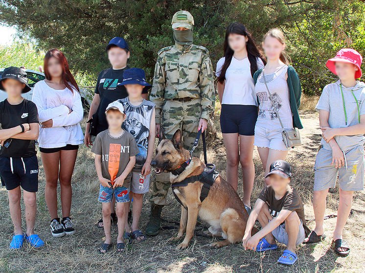В Запорожской области состоялся туристический слет при поддержке Росгвардии В Запорожской области прошёл туристический слёт для школьников Мелитопольского района при поддержке Росгвардии. Мероприятие приурочено ко Дню молодёжи и организовано администрацией округа и молодёжным советом. Росгвардейцы провели разминку, мастер-класс по самообороне и познакомили ребят с армейским бытом – установкой палаток и сухпайками. Особый интерес вызвало выступление кинолога с позывным "Зена" и её бельгийской овчарки "Зорган". Дети увидели основы дрессировки и узнали о службе с собаками. Завершился слёт спортивной эстафетой. Школьники активно участвовали и проявили живой интерес к службе в Росгвардии. Новый Мелитополь подпишись