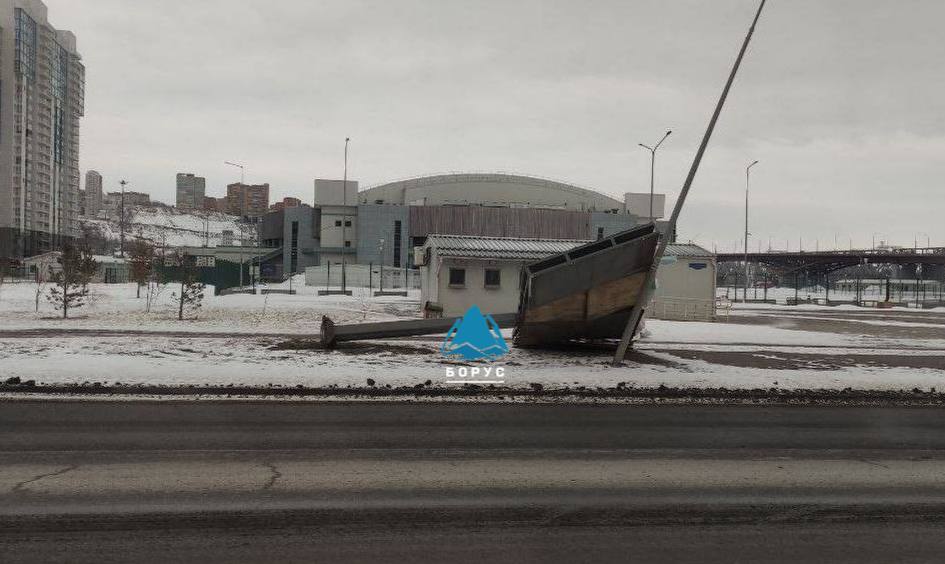 Рекламный щит упал в Тихих Зорях   Местные жители уверяют, что не раз просили демонтировать эту шаткую конструкцию, но результата это не принесло. Напротив этого щита, говорят люди, стоит такой же и точно так же «непонятно, на чем держится».   Сегодня в Красноярске ветрено. Синоптики обещали в течение суток порывы до 18 м/с и метель. В такую погоду лучше держаться подальше от шатких рекламных конструкций, высоких деревьев и линий электропередач. Обо всех последствиях разгула стихии в городе можете писать в наш