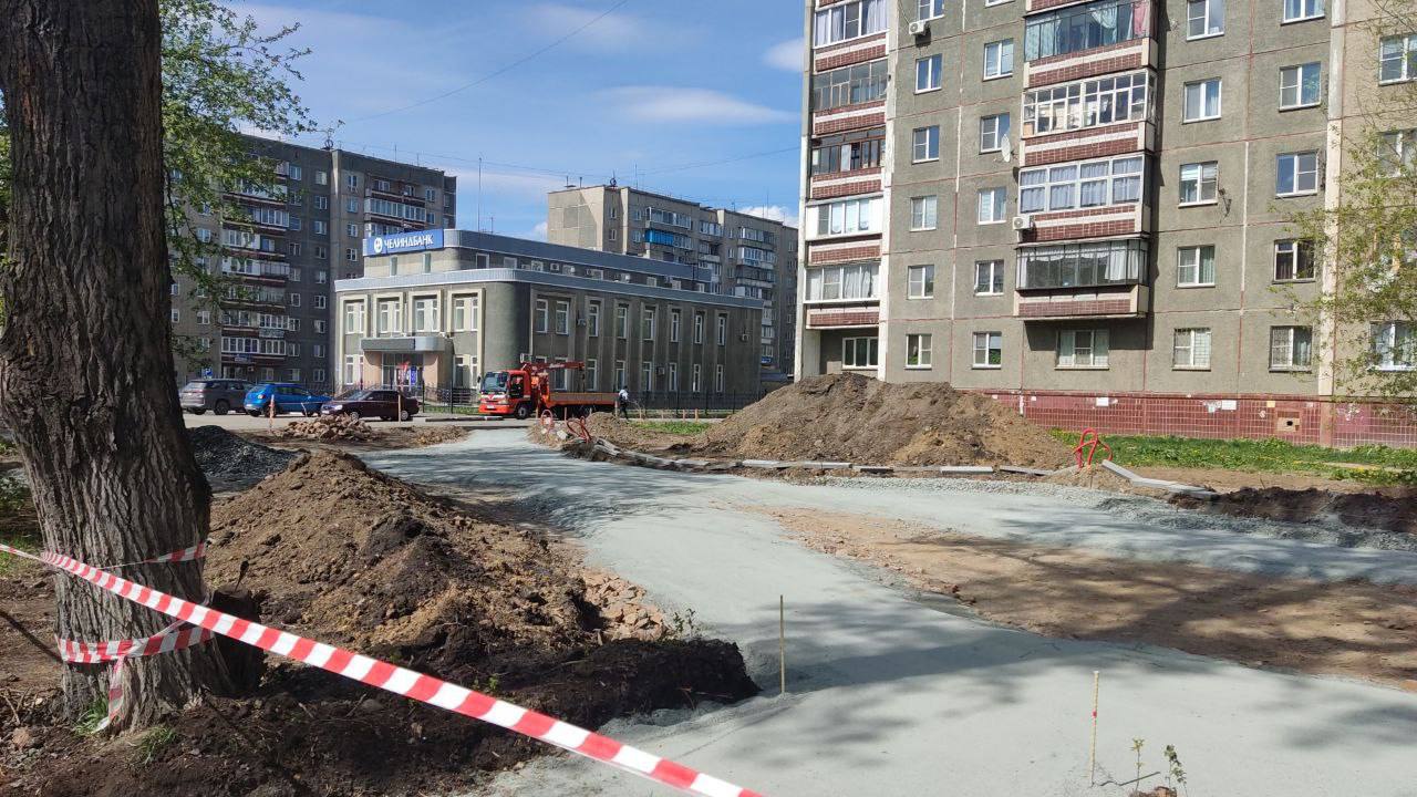 Новый «карманный» сквер появится в Челябинске На улице Первой Пятилетки полным ходом идут работы по обновлению пространства в районе дома № 10. Благоустройство ведется в рамках национального проекта «Инфраструктура для жизни», а сам объект определили жители района на голосовании. До 15 июля 2025 года подрядчик обустроит здесь тротуары, вымощенные плиткой, смонтирует опоры наружного освещения, установит скамейки, урны и перголу с качелью. На территории будут высажены яблони Недзвецкого, сирень, кусты кизильника и барбариса. До 12 июня все южноуральцы могут выбрать объекты для благоустройства на 2026 год. Голосование ведется на сайте Помощь в голосовании оказывают волонтеры в общественных местах. Узнать их можно по брендированной одежде.