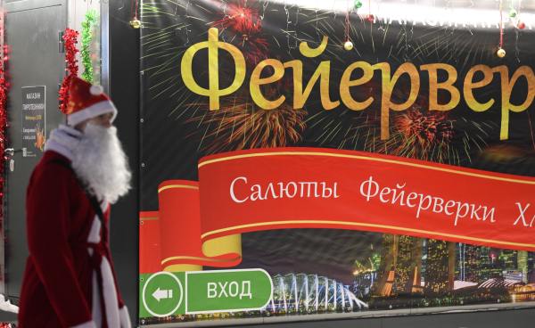 В Минпромторге предложили ввести обязательную маркировку отдельных видов пиротехники Мера может вступить в силу с 1 сентября отметили представители ведомства В проекте постановления уточняется что доля контрафакта в общем объёме российского рынка отдельных видов пиротехники оценивается не менее чем в 12 Это ведёт к продаже некачественной и небезопасной продукции и созданию угрозы жизни и здоровью граждан Эксперимент по маркировке некоторых видов пиротехнических изделий начался в России 1 июля 2024 года и завершится 28 февраля 2026 го Подписаться на Говорит Москва Telegram VK MAX