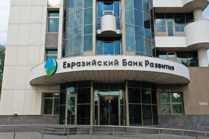 Узбекистан заплатит 168 4 млн за акции Евразийского банка развития Шавкат Мирзиёев утвердил график покупки Узбекистаном акций Евразийского банка развития Министерство инвестиций промышленности и торговли покупает пакет из 777 777 акций банка номинальной стоимостью 1000 Из них будет оплачено 168 411 акций 21 7 оставшиеся бумаги будут подлежать оплате по требованию Общая сумма оплаты составит 168 411 млн Первые 10 млн республика внесет до 23 сентября Оставшуюся сумму разделят на равные части и выплатят в 2026 2027 годах Вице премьер Жамшид Ходжаев назначен полномочным представителем по сотрудничеству а его заместителем станет замглавы МИПТ Хуррам Тешабаев www spot uz ru 2025 09 17 eabr stock Telegram Instagram YouTube