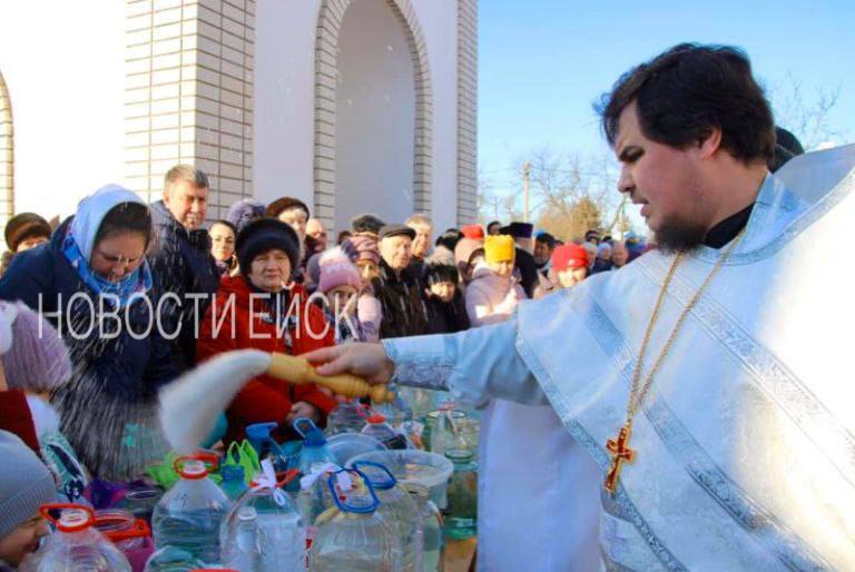 В Ейске временно ограничат движение транспортных средств  В связи с проведением мероприятий, посвященных празднованию Рождества Христова, с 20 часов 6 января до 4 часов 7 января 2025 года в городе будет временно ограничено движение  кроме общественного транспорта, легкового такси, коммунальной техники  и стоянка автомобильного транспорта на участках улиц: -на участке улицы Сергея Романа, от улицы Армавирской до улицы Московской; -на участке улицы Пушкина, от улицы Павлова до улицы Сергея Романа; -на участке улицы Чапаева, от переулка Серафимовича до переулка Дегтярева; -на участке улицы Школьной, от улицы Амурской до улицы Центральной; -на участке улицы Янышева, от улицы Свердлова до улицы Краснодарской; -на участке улицы Казачьей, от улицы Коммунистической до улицы Западной.