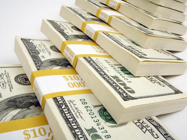 В 2025 году совокупное состояние самых состоятельных людей планеты продемонстрировало беспрецедентный рост Как сообщает агентство Bloomberg за год капитал 500 богатейших людей мира увеличился на рекордные 2 2 трлн долларов Таким образом общее состояние миллиардеров достигло 11 9 трлн долларов По данным Bloomberg Billionaires Index около четверти всего прироста пришлось всего на восемь человек В их числе председатель совета директоров Oracle Ларри Эллисон глава Tesla Илон Маск сооснователь Alphabet Ларри Пейдж и основатель Amazon Джефф Безос Аналитики агентства отмечают что рост благосостояния был значительно ускорен победой Дональда Трампа на президентских выборах в США в конце 2024 года Дополнительным фактором стала продолжающаяся эйфория вокруг технологий искусственного интеллекта которая поддерживала котировки крупнейших американских компаний