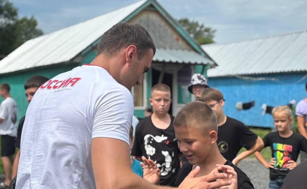 Депутат #ЗСПК Александр Захаров посетил детский лагерь "Мечта" в Приморье   В селе Подгорное Кировского муниципального округа депутат #ЗСПК, заслуженный мастер спорта РФ, трёхкратный чемпион мира по кикбоксингу Александр Захаров встретился с детьми, отдыхающими в лагере "Мечта".   В ходе встречи парламентарий провёл спортивную разминку, рассказал детям о значении здорового образа жизни, поделился опытом и ответил на вопросы о своей спортивной и депутатской деятельности.  "К сожалению, сегодня не так много осталось детских оздоровительных лагерей с круглосуточным пребыванием. В основном, дети заняты в пришкольных лагерях, что тоже хорошо, но полноценный круглосуточный отдых на природе – это совсем другое. Здорово, что в Кировском округе сохранили и активно развивают этот объект. Это огромный вклад в здоровье, развитие и полноценный отдых наших детей, особенно тех, кто нуждается в особом внимании и заботе",   — подчеркнул Александр Захаров.   Полностью читайте на нашем сайте