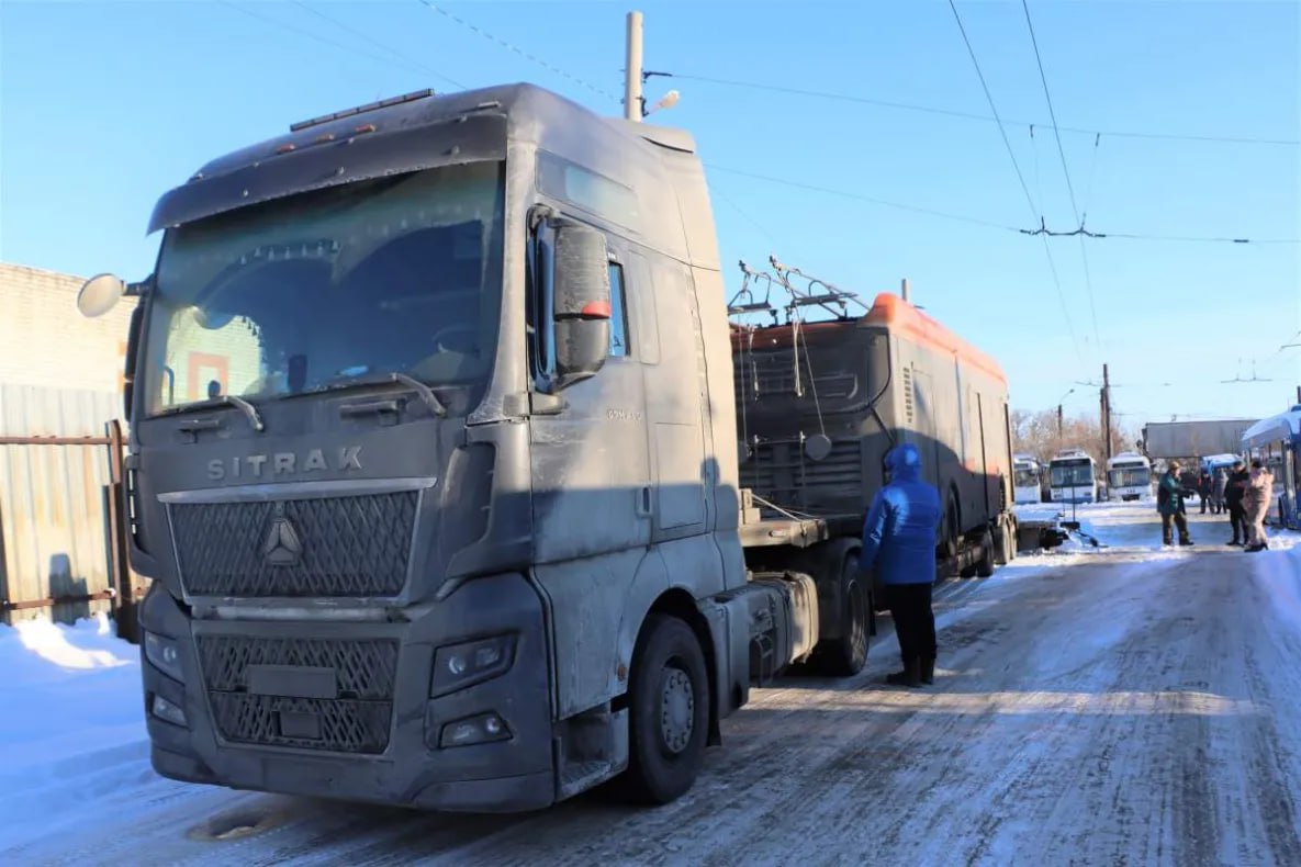 ⏺ Новый троллейбус на автономном ходу доставили в Хабаровск  Очередной современный троллейбус на автономном ходу доставили накануне в Хабаровск — он был ранее приобретён благодаря поддержке губернатора региона Дмитрия Демешина.   Машина доставлена грузовым автомобилем прямиком из города Владимир. В ближайшее время в городе ждут поступление ещё семи таких троллейбусов.  Новая машина выйдет на линию сразу после технического осмотра, тестирования и проведения необходимых регистрационных процедур. На транспортное средство уже есть планы — он дополнит новый городской маршрут №4, запущенный в декабре текущего года.