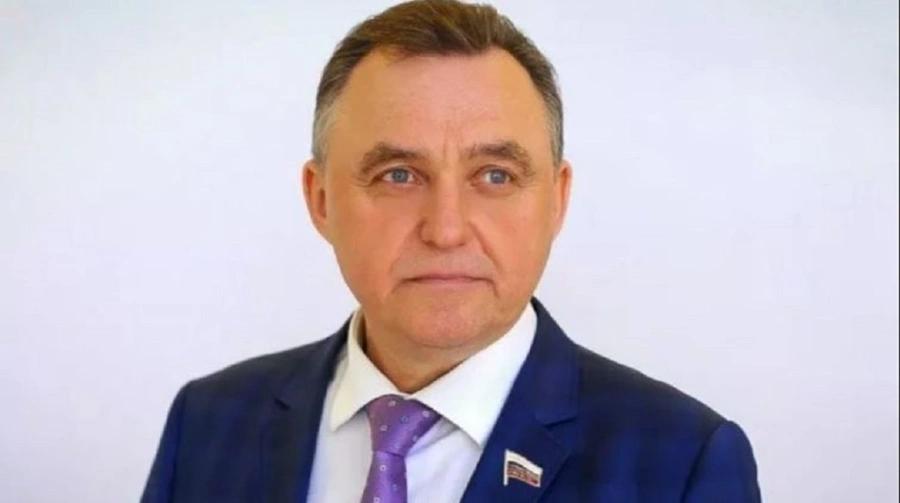 Генпрокуратура подала иск к экс-главе Вологды Евгению Шулепову, его жене, племяннице и дочери с требованием изъять многочисленную недвижимость и другие активы, которые он получил, будучи мэром и депутатом Госдумы от «Единой России», сообщили источники РБК и «Коммерсанта». Надзорное ведомство потребовало изъять у Шулепова, его супруги, дочери, а также помощницы и ее матери, и у подконтрольных бывшему мэру юрлиц более 12 земельных участков, десять квартир и домов, 22 нежилых объекта недвижимости, расположенных в Вологодской и Московской областях, Вологде и Москве. Среди этих объектов квартира на Красной Пресне в Москве, загородный комплекс на реке Кубена, а также девять транспортных средств, включая маломерное судно Sea-Doo Challenger, автомобили, в том числе Lexus и BMV, квадроцикл и снегоходы. Надзорное ведомство установило, что с 2003 по 2025 годы Шулепов, занимая муниципальные и государственные должности, получал доход от предпринимательской деятельности. Таким образом он допустил конфликт интересов при исполнении своих обязанностей, что запрещено законом, утверждает Генпрокуратура. Для придания видимости соблюдения антикоррупционного законодательства Шулепов ставил на руководящие должности в подконтрольных ему предприятиях доверенных людей. Бывший мэр Вологоды был задержан в мае 2024 года. В мае 2025 года ему было предъявлено окончательное обвинение в получении взяток от коммерческих структур.