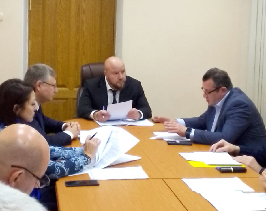 В 2025 году в Хабаровском крае планируется обеспечить жильем более 360 детей сирот Вице губернатор Артем Мельников провел заседание рабочей группы по решению вопросов обеспечения жилищных прав детей сирот и детей оставшихся без попечения родителей За 9 месяцев 261 гражданин обеспечен жильем по договорам специализированного найма предоставлению федеральных сертификатов соцвыплат и выплат по мировому соглашению Участники рабочей группы также обсудили меры которые позволят привлечь допфинансирование на приобретение строительство жилья и предоставление выплат детям сиротам В текущем году в бюджете края предусмотрены 1 6 млрд рублей на эти цели что на 500 млн рублей больше по сравнению с 2024 годом благодаря решению губернатора Дмитрия Демешина ХАБАРОВСКИЙ КРАЙ в МАХ