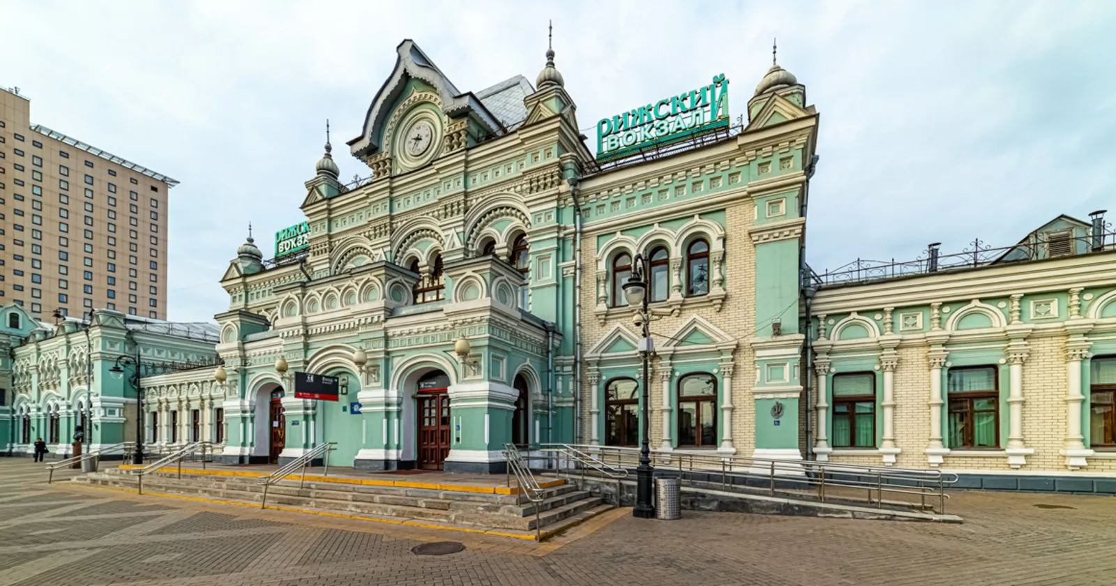 Рижский вокзал не заинтересовал инвесторов Аукцион на котором планировалось продать здание Рижского вокзала был признан несостоявшимся Причиной стало отсутствие заявок от потенциальных инвесторов Стартовая цена лота составляла 4 миллиарда рублей Победитель аукциона который был одобрен правительством в феврале должен был получить не только само здание вокзала но и все сопутствующие коммуникации Общая площадь объекта превышает 7 700 м² а вместе с ним продавался и земельный участок площадью более 1 3 гектара Стройки и точка в MAX
