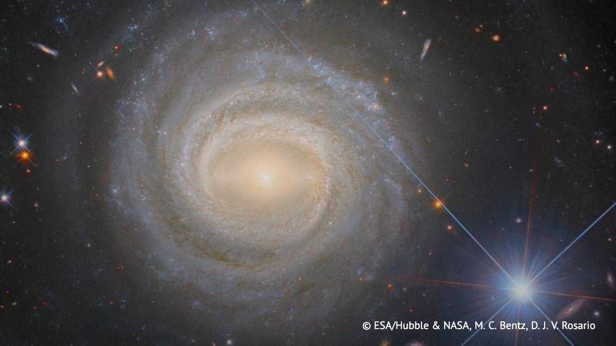 Рекордный выброс чёрной дыры Европейское космическое агентство сообщило об обнаружении феноменально быстрого выброса исходящего от сверхмассивной чёрной дыры в центре галактики NGC 3783 Скорость этого выброса оказалась рекордно высокой уступая скорости света всего в пять раз По данным сотрудников агентства ранее они не фиксировали столь сильно разогнанных выбросов