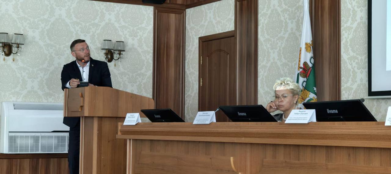 Конференция по онкологической помощи собрала 158 участников В департаменте здравоохранения Томской области состоялась научно-практическая конференция «Актуальные вопросы оказания онкологической помощи». Мероприятие объединило специалистов лечебно-профилактических учреждений региона для обсуждения ключевых направлений в организации онкологической помощи, обмена опытом и выработки решений по улучшению качества и доступности медицинской помощи пациентам с онкологическими заболеваниями. В конференции приняли участие Департамент здравоохранения Томской области, Томский областной онкологический диспансер, СибГМУ, Центр общественного здоровья и медицинской профилактики, МСЧ «Строитель», а также Томский центр медицинской реабилитации СибФНКЦ ФМБА России. Особое внимание было уделено вопросам ранней диагностики, повышению онконастороженности на первичном звене, совершенствованию маршрутизации пациентов и реабилитации. Главный врач Томского областного онкологического диспансера Максим Грищенко подчеркнул важность эффективной маршрутизации пациентов и развития профилактических программ. Отмечу, что современные подходы к диагностике и лечению онкологических заболеваний требуют консолидации усилий всех звеньев здравоохранения. Совместная работа позволит нам повысить доступность и качество помощи для пациентов. По итогам встречи участники отметили важность подобных мероприятий для координации действий медицинского сообщества, обмена передовым опытом и поиска эффективных решений по снижению заболеваемости и смертности от онкологических заболеваний.