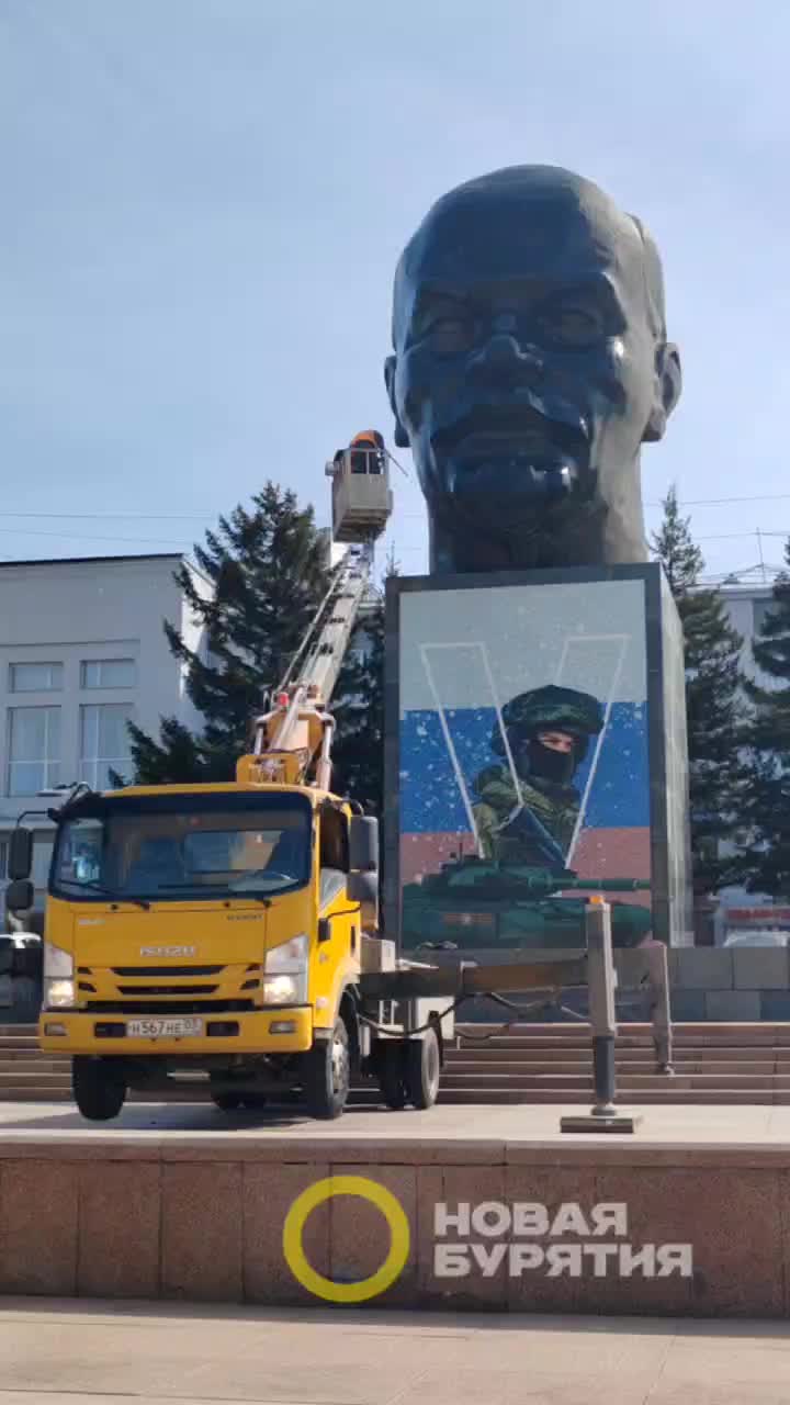 Памятник Ленину очищают в Улан-Удэ в рамках месячника чистоты