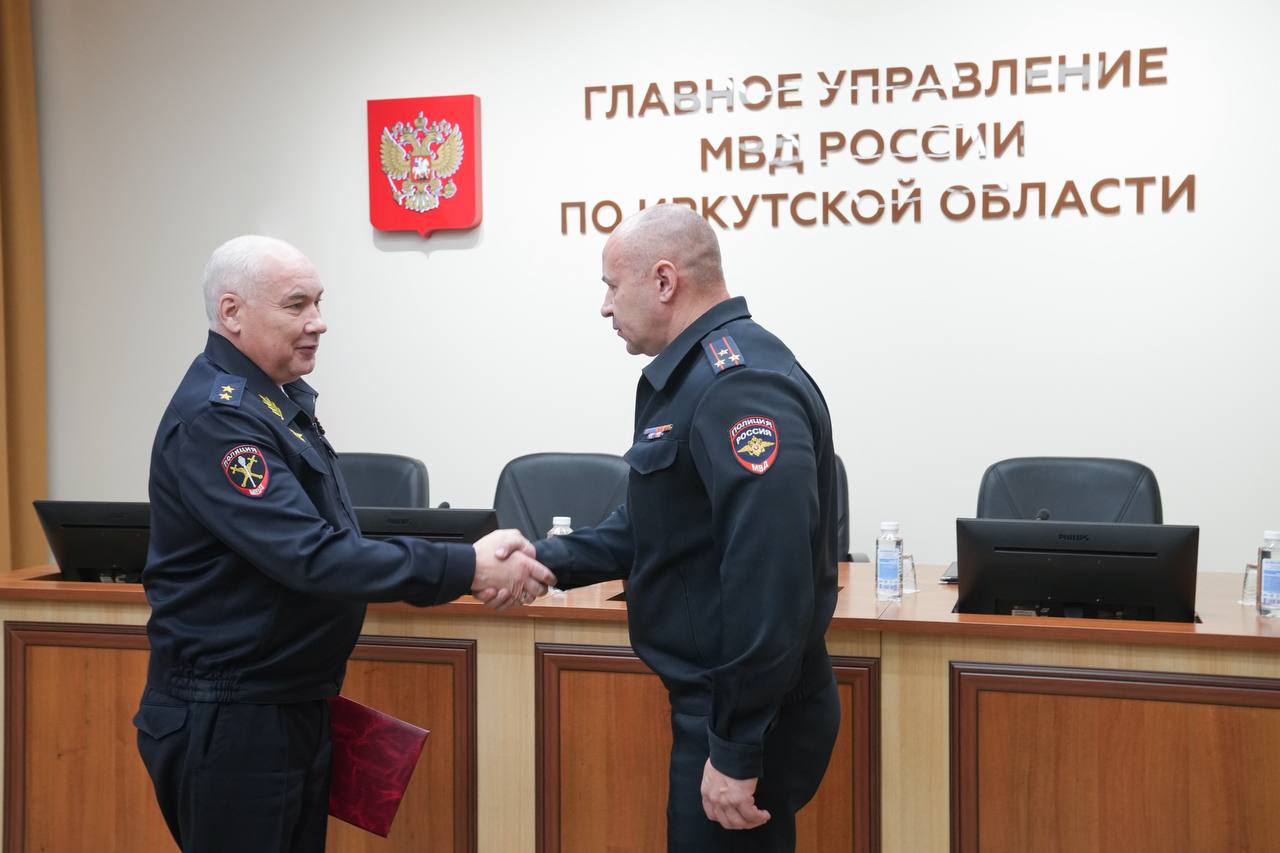 Нового главу Госавтоинспекции Иркутской области представили руководящему составу Марат Шарипов имеет стаж службы в органах внутренних дел превышающий 25 лет Большая часть его карьеры 23 года была связана с ГУ МВД России по Волгоградской области За эти годы он прошел путь от инспектора дорожно патрульной службы до руководителя различных отделов и отделений в структуре Госавтоинспекции В круг его профессиональных обязанностей входило руководство подразделениями пропаганды безопасности дорожного движения и технического надзора IrkutskMedia теперь в МАX