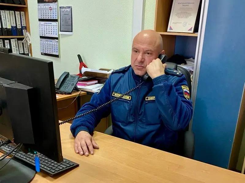 Житель Камчатки пожертвовал миллионом ради заграничного рейса в море Судебные приставы убедили выплатить долг по алиментам местного жителя который решил заработать на заграничном рейсе сообщили агентству КАМЧАТКА ИНФОРМ в УФССП по Камчатскому краю После развода 47 летний житель Петропавловска Камчатского не выплачивал в полном объеме деньги на содержание ребенка В результате долг по алиментам вырос до 1 4 миллиона рублей Задолженность выделили в отдельное исполнительное производство мужчине запретили выезд из страны и арестовали банковские счета Постоянного места работы должник не имел Год назад мужчина трудоустроился в рыбодобывающую компанию На его заработную плату было обращено взыскание по которому ежемесячно из его дохода удерживали от 5 до 30 тысяч рублей В конце сентября мужчина пришел на прием к приставу и сообщил о необходимости оформить загранпаспорт так как следующий рейс в море будет зарубежным Должнику объяснили что единственной возможностью для снятия ограничения на выезд станет полная уплата алиментов В скором времени мужчина полностью погасил долг перед ребенком а также выплатил исполнительский сбор Также он выплатил долги по кредитам на общую сумму 500 тысяч рублей Эти производства были возбуждены в Московской области где официально прописан должник КАМЧАТКА ИНФОРМ новости Камчатки в Telegram Фоторепортажи и эксклюзивные материалы на kamchatinfo com НАПИСАТЬ НАМ