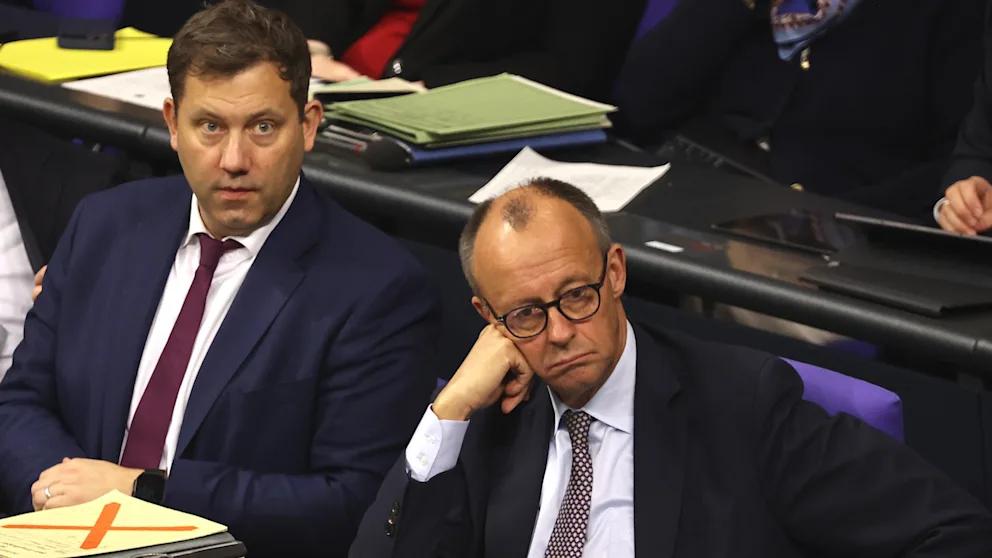 Правительство Мерца установило рекорд по антирейтингу Избиратели в Германии еще никогда не были так разочарованы работой правительства Фридриха Мерца Свежий опрос социологического института INSA подготовленный специально для BILD показал что недовольство коалицией выросло до исторического максимума 70 респондентов заявили что не поддерживают курс действующего правительства В мае сразу после формирования кабинета так думали менее половины опрошенных Уровень одобрения правительства упал до 21 абсолютного минимума за все время работы коалиции Сам Мерц судя по данным INSA тоже теряет доверие более двух третей немцев заявили что недовольны его работой и лишь 23 оценивают деятельность канцлера положительно Это самые плохие показатели которые когда либо фиксировались для действующего канцлера и его правительства сказал BILD руководитель INSA Херман Бинкерт Рейтинг коалиции ХДС ХСС и СДПГ опустился до 40 этого недостаточно для большинства в парламенте Более того недовольство растет даже среди собственных сторонников По данным INSA Мерца поддерживают только 52 избирателей ХДС ХСС и 35 сторонников СДПГ BILD Russian