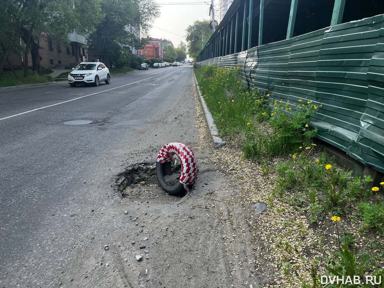 Шина вместо ремонта: яма образовалась на дороге в центре Хабаровска   Потенциально опасный провал заметили горожане на пересечении улицы Комсомольской и Амурского бульвара.    Прочитать статью полностью