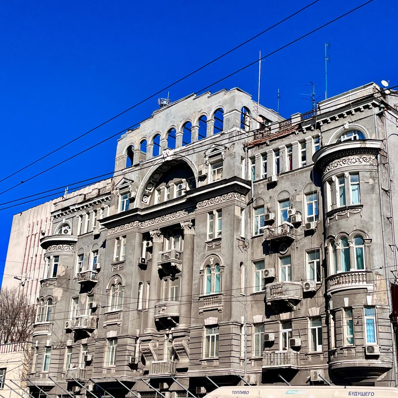 Доходный дом Чириковых на Буденновском отрестарируют Полиция Ростовской области получила предписание провести реставрационные работы в Доходном доме В К и С К Чириковых расположенном на Буденновском 46 Об этом пишет 161 ru со ссылкий на региональный комитет по охране объектов культурного наследия Работы должны быть завершены до конца февраля 2028 года Здание имеет статус архитектурного памятника находится под охранным обязательством Владелец обязан также завершить консервацию фасадов и провести противоаварийные мероприятия до 1 августа 2026 года Доходный дом Чириковых на две трети принадлежит МВД России Ранее в этом здании располагался отдел полиции 4 который в июле 2024 года был вынужден переехать на проспект Сиверса 28 из за неудовлетворительного состояния помещений Тем не менее по результатам экспертизы дом не был признан аварийным Одна треть строения находится в муниципальной собственности и используется Южной оперативной таможней enter rostov