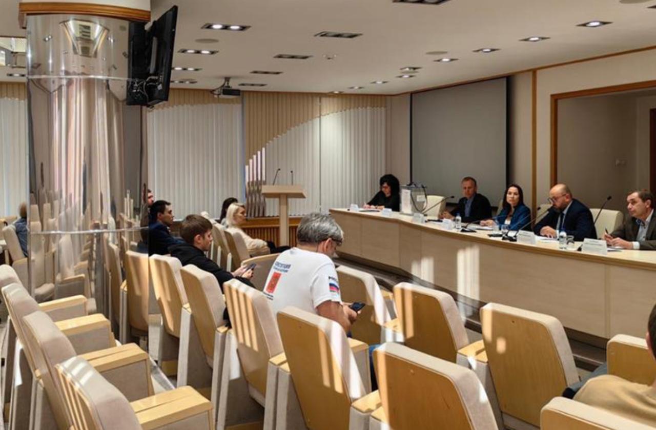 В Красноярске провели слушания по самокатам. На них пришло всего 12 жителей.  Очное собрание публичных слушаний состоялось вечером 6 августа. По данным мэрии, в качестве участников на него зарегистрировались всего 12 человек. По итогам собрания от красноярцев поступило 3 письменных и 7 устных предложений.  Вот что предложили красноярцы.