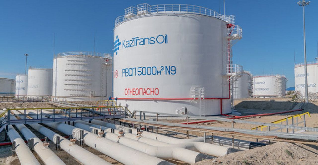 КазТрансОйл снижает на 26 8 тариф на транспортировку нефти по нефтепроводам в Казахстане Нацкомпания КазТрансОйл утвердила новый регулируемый тариф на услугу по перекачке нефти по системе магистральных трубопроводов в Казахстане Он будет действовать в период с 1 января 2026 года по 31 декабря 2026 года и составит 4 963 25 тенге 9 82 за тонну без НДС Это на 1 814 51 тенге 3 59 или почти на 26 8 меньше действующего тарифа В КазТрансОйле пояснили что снижение отдельных тарифов компенсируют за счет увеличения других ℹ Ранее LogiStan писал о том что за 11 месяцев 2025 года Казахстан нарастил экспорт нефти на 16 1 до 73 4 млн тонн нефти Читайте также КазТрансОйл повышает на 37 9 тариф на перекачку нефти по нефтепроводам на внутренний рынок Казахстана Logistan info Логистика Экономика