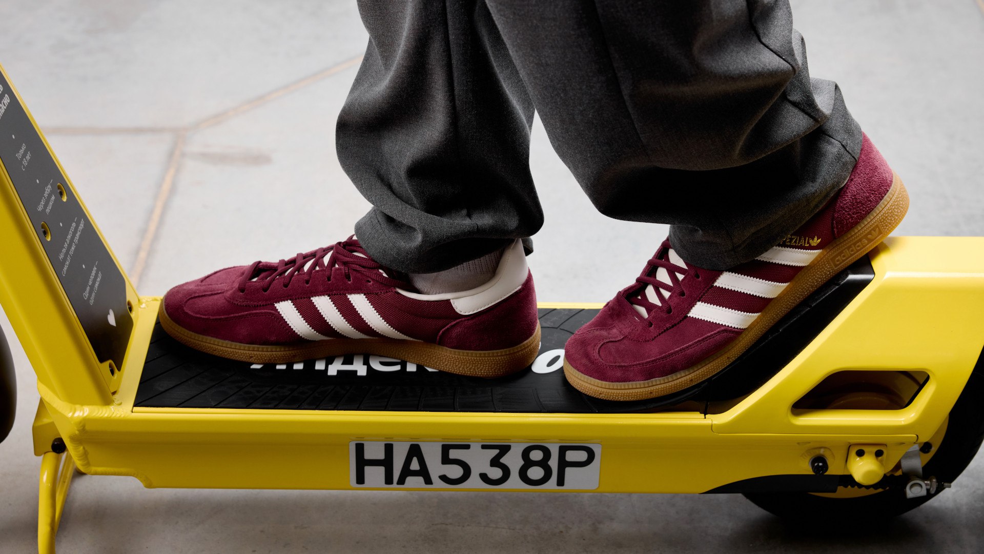 ИИ помог Яндексу сделать самокаты сверхдоступными В этом году столичные самокаты Яндекса было найти легче чем в любом другом периоде Показатель доступности достиг 91 делится статистикой пресс служба компании Помог с этим вездесущий ИИ Первая нейронка оптимизировала процесс ремонта самокатов Она анализировала ранние сигналы повреждения СИМов чтобы понять какие самокаты нуждаются в починке в первую очередь Модель также собирала жалобы в поддержку долю отмен и успешных поездок и другие показатели Всё это помогло снизить простой парка Вторая нейронка занималась поиском потерянных самокатов Анализ последних данных по геопозиции помог определить где справятся полевые сотрудники а где нужна специальная бригада по возврату устройства Параллельно с этим в течение года Яндекс Go полностью заменил парк самокатов на обновлённую модель модернизировал процесс обслуживания устройств и ускорил операционные процессы отмечает пресс служба Автор Матвей Филькин