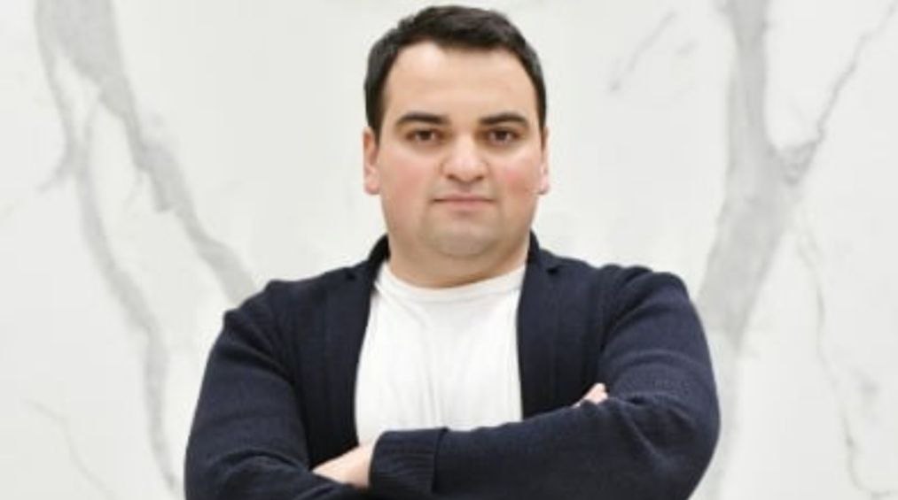 Суд запретил Правительству Армении конфискацию или продажу активов компании «Электрические сети Армении»; изменение состава органов управления «ЭСА»; отзыв лицензий на осуществление деятельности «ЭСА»; ограничение естественной бизнес-деятельности компании, — написал на своей странице в соцсети заместитель председателя группы компаний «Ташир», глава Совета директоров «ЭСА» Нарек Карапетян. «Этот вердикт показывает, что справедливость в мире вершится не посредством «Facebook», как это происходит сегодня в Армении», — отметил Карапетян. Напомним, что Совет защиты бизнесмена Самвела Карапетяна выступил с заявлением, в котором отметил, что Самвел Карапетян и его семья выиграли арбитражное дело, инициированное ими против Правительства Армении Подписаться Чат Поддержать канал