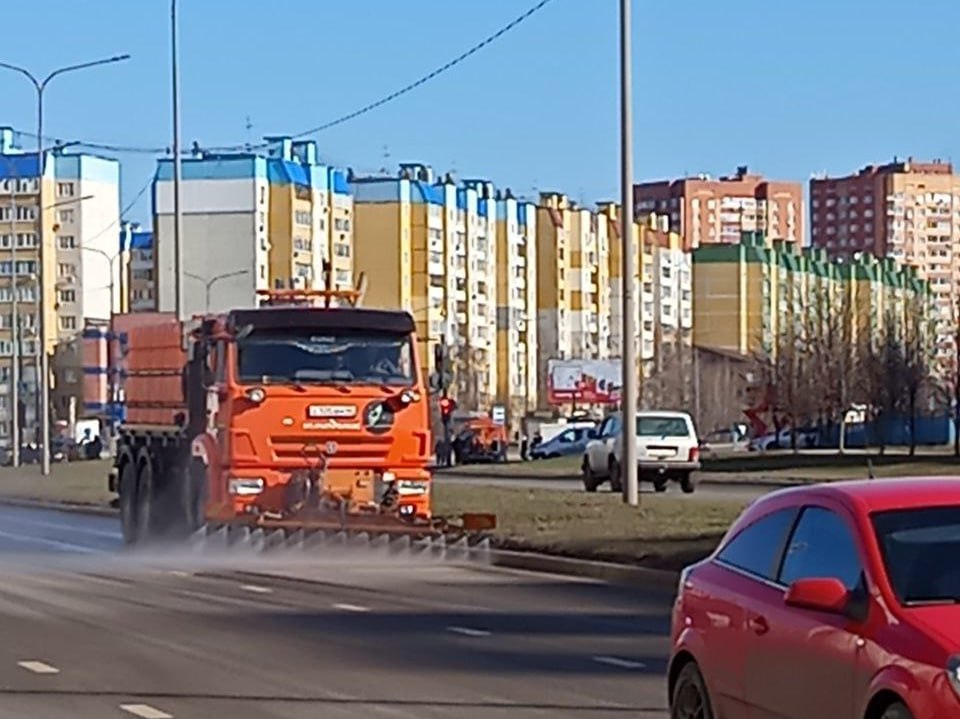 В настоящее время продолжается работа по уборке проезжей части и пешеходных зон.    По информации, полученной от комитета ЖКХ, в работах задействовано 73 рабочих и 60 единиц техники. Они занимаются очисткой дорог и тротуаров от мусора, пыли и грязи и моют остановки общественного транспорта.  Специалисты работают как вручную, так и с помощью специальной техники. Среди техники задействованы в том числе и поливомоечные машины. Особое внимание уделяется остановочным павильонам, заездным карманам и пешеходным переходам.