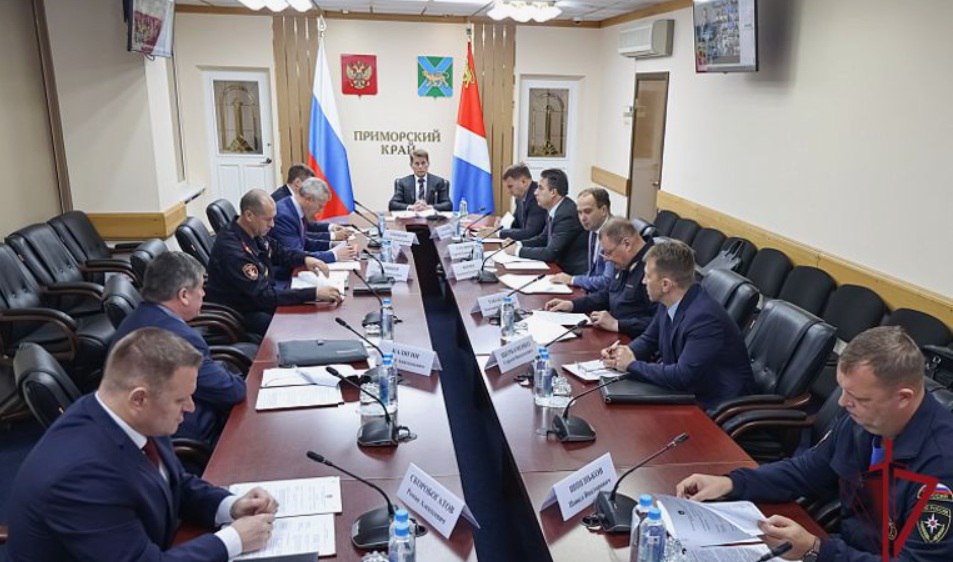 Приморский эксперимент с мигрантами в 2027 году распространят на всю Россию МВД России готовит пакет законопроектов чтобы превратить региональный опыт Приморского края по работе с мигрантами в федеральный механизм к 2027 году В Приморье работодателям централизованные отбирают иностранную рабочую силу приезжающие мигранты закрепляются за конкретным предприятием которое отвечает за жильё и документы Механизм практически полностью убирает возможности для нелегальной занятости и стихийного рынка В Приморье по этой схеме уже работают рыбопромышленные и лесные компании среди них Доброфлот Тернейлес и НК Лотос всего привлечено около двухсот иностранных работников При этом регион ужесточает правила въезда и закрывает доступ в десятки сфер экономики работникам по патентам Приморский подход разработанный по инициативе губернатора Олега Кожемяко хотят масштабировать создав федеральный реестр работодателей которым разрешено привлекать иностранцев по организованной модели И привязать к ним въезжающих мигрантов В 2026 году планируют донастроить законодательство и инфраструктуру а с 1 января 2027 года запустить пилот по целевому набору иностранной рабочей силы уже на уровне всей России