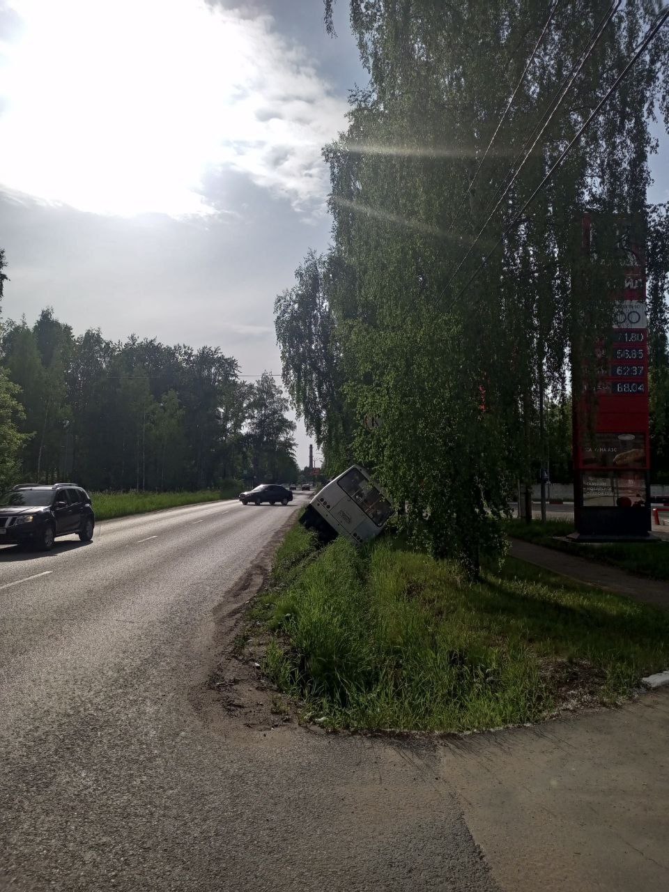 В Глазове автобус с пассажирами ушел в кювет. В воскресенье, 15 июня, в 16:25 напротив дома №1 по улице Драгунова в Глазове 37-летний водитель автобуса ПАЗ не справился с управлением и совершил съезд в кювет с последующим опрокидыванием транспорта. В результате ДТП пострадали 5 пассажиров. Всего на момент дорожной аварии в салоне находились 12 человек, — сообщили в Госавтоинспекции Удмуртии. В ходе освидетельствования у водителя установили установлено алкогольное опьянение. Он пояснил, что употребил спиртное после аварии. В отношении водителя составили административные материалы по факту ДТП и за нетрезвое вождение, проводится проверка. -info