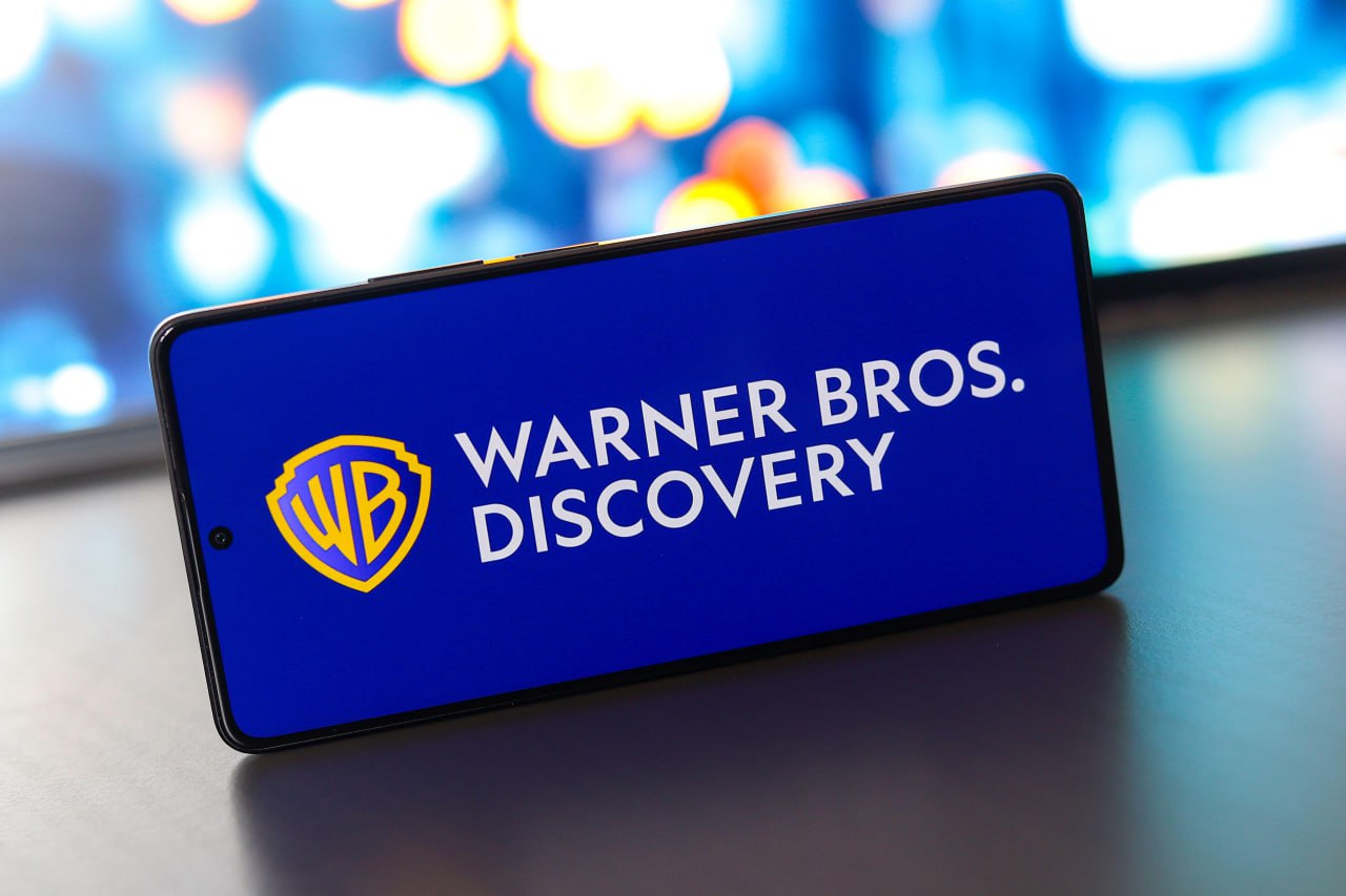 Netflix ведет эксклюзивные переговоры о покупке Warner Bros Discovery Об этом сообщило Variety В Netflix добились переговоров в которых не могут принять участие другие компании конкуренты вроде Paramount Skydance и Comcast Среди всех кто претендовал на покупку именно Netflix предложил больше всего денег а именно 28 долларов за акцию Стриминг планирует поглотить HBO Max и Warner Bros Studios но не кабельные каналы Warner Bros Discovery Журналисты отмечают что в случае если сделку удастся закрыть она кардинально изменит всю медиасферу а Netflix станет первым стриминговым сервисом купившим такую крупную киностудию Поглощению хотят помешать как минимум некоторые анонимные продюсеры и режиссеры которые отправили письмо Конгрессу США В нем призвали выступить против сделки между Warner Bros Discovery и Netflix поскольку существует риск того что количество фильмов в кинотеатральном прокате снизится Фото SOPA Images Limited Легион медиа Кинопоиск Новости