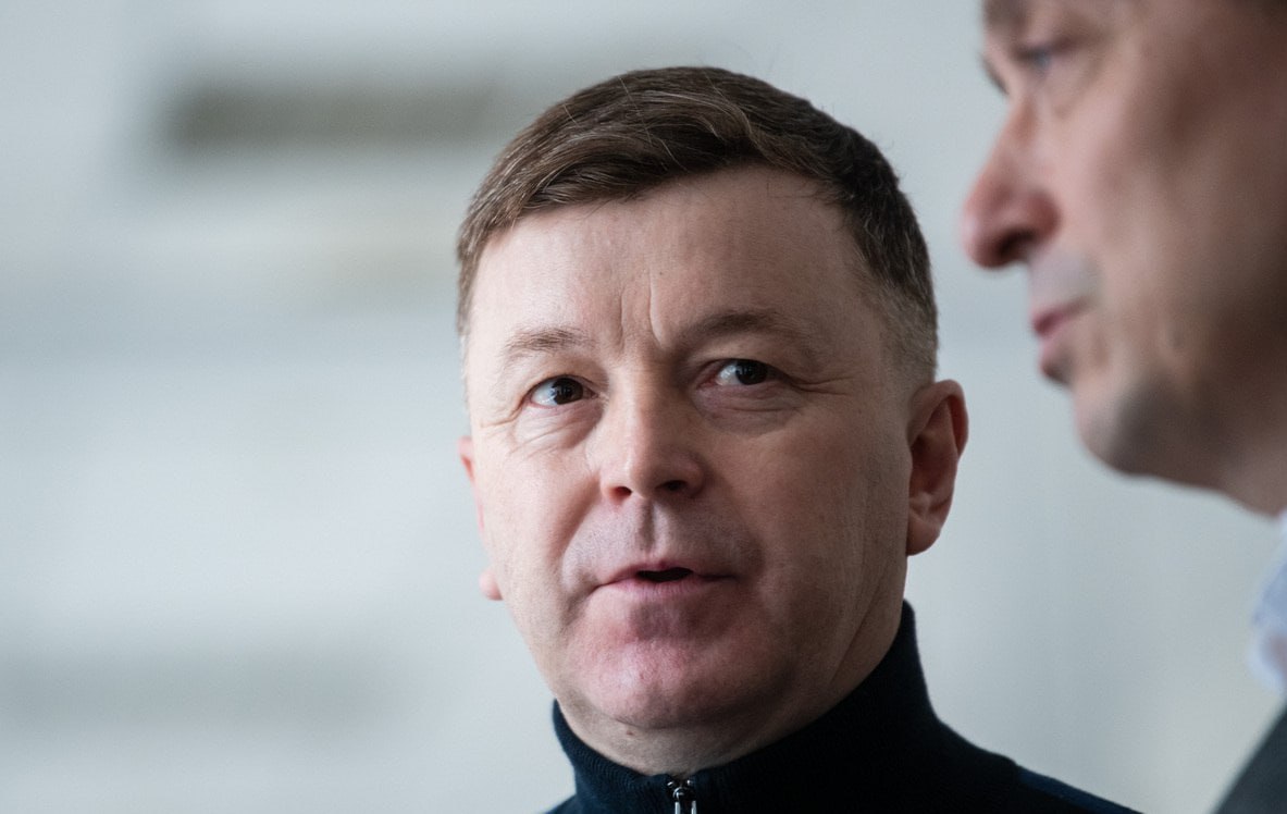 Свердловский экс-министр Старков отправился на СВО вместо колонии. Суд апелляционной инстанции 6 июня приостановил рассмотрение дела бывшего министра транспорта и дорожного хозяйства Василия Старкова по ходатайству представителя Минобороны. Старков стал министром транспорта в 2016 году. В ноябре 2023-го он внезапно ушел в отставку — на фоне уголовного скандала из-за задержания экс-начальника областного управления автодорог Вячеслава Данилова. Старков ушел на СВО, вскоре оттуда вернулся, а через несколько месяцев выехал вновь. Задержали Старкова в июле. Источники «Погон» сообщают, что он сам приехал в Екатеринбург, узнав, что за ним готовятся высылать оперативную группу. Главный политический канал Урала