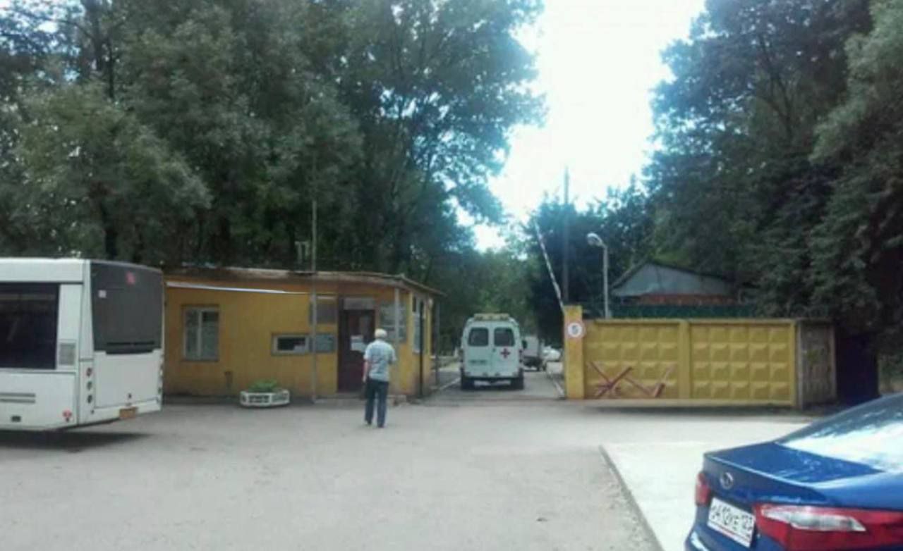 В Краснодаре 17 летний пациент детской психбольницы 7 признался в изнасиловании 11 летнего мальчика Инцидент произошел на территории лечебного учреждения Следователи опрашивали детей и родителей Пострадавший мальчик расплакался и рассказал о насилии со стороны старшего пациента Подозреваемый сразу во всем признался Руководство психбольницы заявило что не пыталось скрыть ситуацию а самостоятельно обратилось в полицию Наш канал в MAX   Поддержать канал голосом