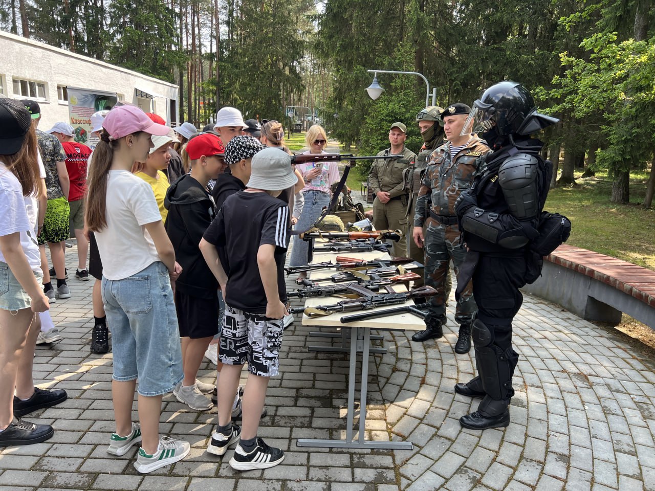 Безопасность детей в оздоровительных лагерях: как милиция обеспечивает порядок этим летом До наступления сезона правоохранители участвовали в обследовании территорий детских баз отдыха, чтобы исключить причины и условия травмирования, проверяли целостность ограждений и благоустройство пляжной зоны, размещали наглядную агитацию. Для безопасного пребывания ребят там ежедневно несут службу милиционеры. С началом смены задачи обновились: вести круглосуточную охрану общественного порядка, обеспечить безопасность несовершеннолетних, заняться разъяснительной работой по профилактике правонарушений и преступлений. И с этим работают не только инспекторы ИДН, но и другие подразделения: обмениваются контактами с администрацией, проводят инструктаж со сторожами и педагогами, контролируют пропускной режим. Подробнее об этом читайте в нашем материале. Редакция МВД в Telegram Instagram