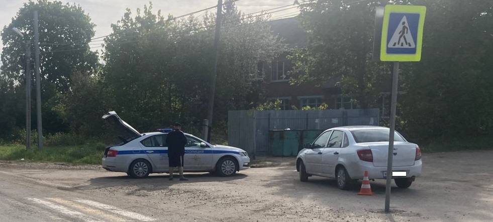 Сводка ДТП За прошедшие сутки на дорогах Рязанской области зарегистрировано 1 дорожно-транспортноепроисшествие, в результате которого 1 человекполучил травмы. Инспекторы дорожно-патрульной службы Госавтоинспекции выявили 323 нарушений ПДД РФ, в том числе 4 факта управления транспортным средством в состоянии опьянения, 3 отказа от прохождения медицинского освидетельствования, а также 2 факта управления ТС в состоянии опьянения повторно. Выявлено 111 нарушений, связанных с управлением «тонированным» автомобилем, 23 нарушения совершили пешеходы, выявлено 4 нарушения, связанных с перевозкой детей. 12 мая, примерно в 7:15, в городе Ряжске, вблизи дома 69 А по улице Владимировка, по предварительной информации, 37-летний местный житель, управляя автомобилем «Лада Гранта», совершил наезд на 58-летнюю женщину-пешехода. В результате происшествия пешеход получила травмы. Пострадавшей оказана медицинская помощь. По факту ДТП проводится проверка. Обстоятельства происшествия устанавливаются.
